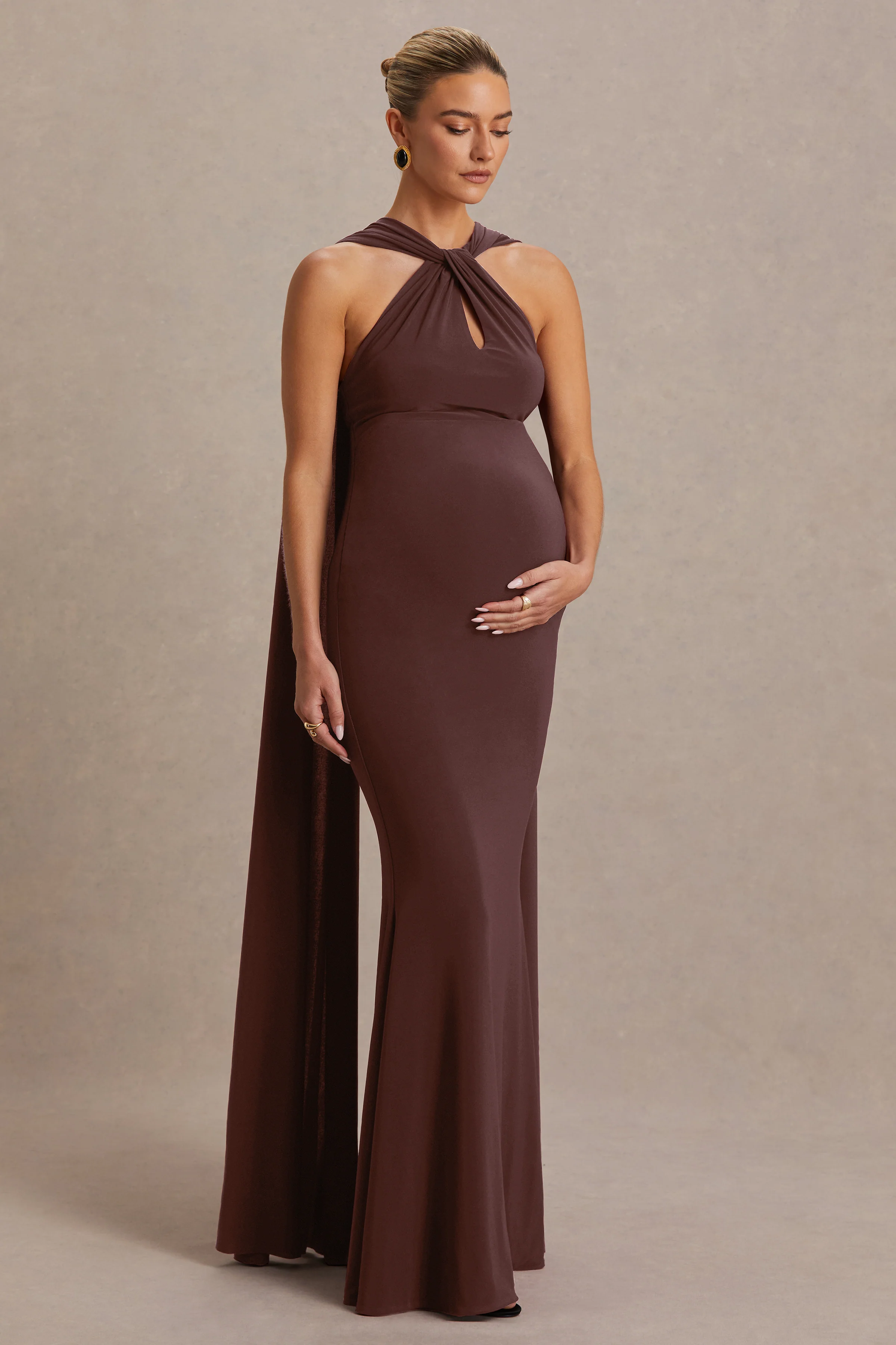 Lyra | Braunes Umstands-Maxikleid mit gedrehtem Halterneck und Cape-Detail - Image 4