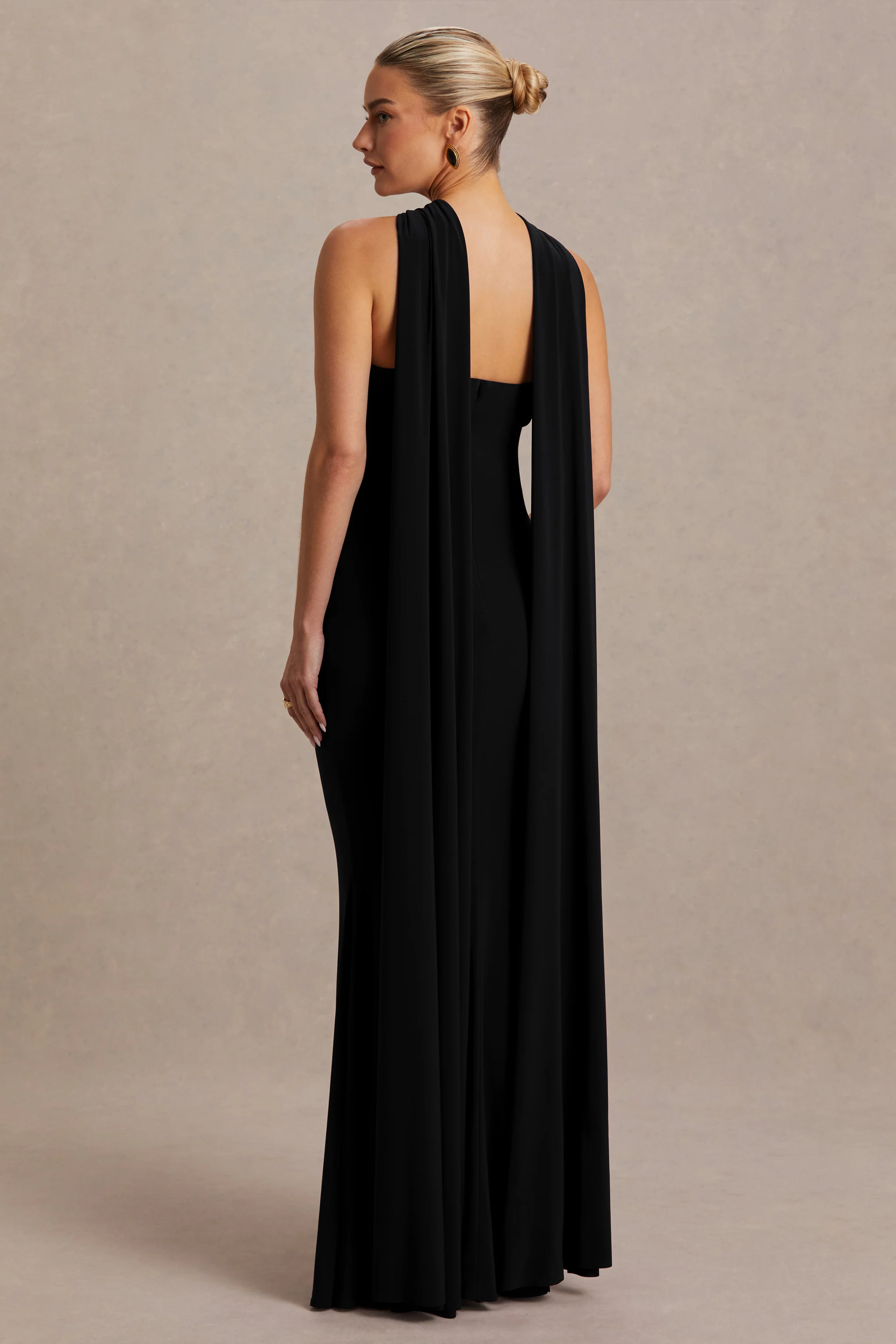 Lyra | Schwarzes Umstands-Maxikleid mit gedrehtem Halterneck und Cape-Detail - Image 2