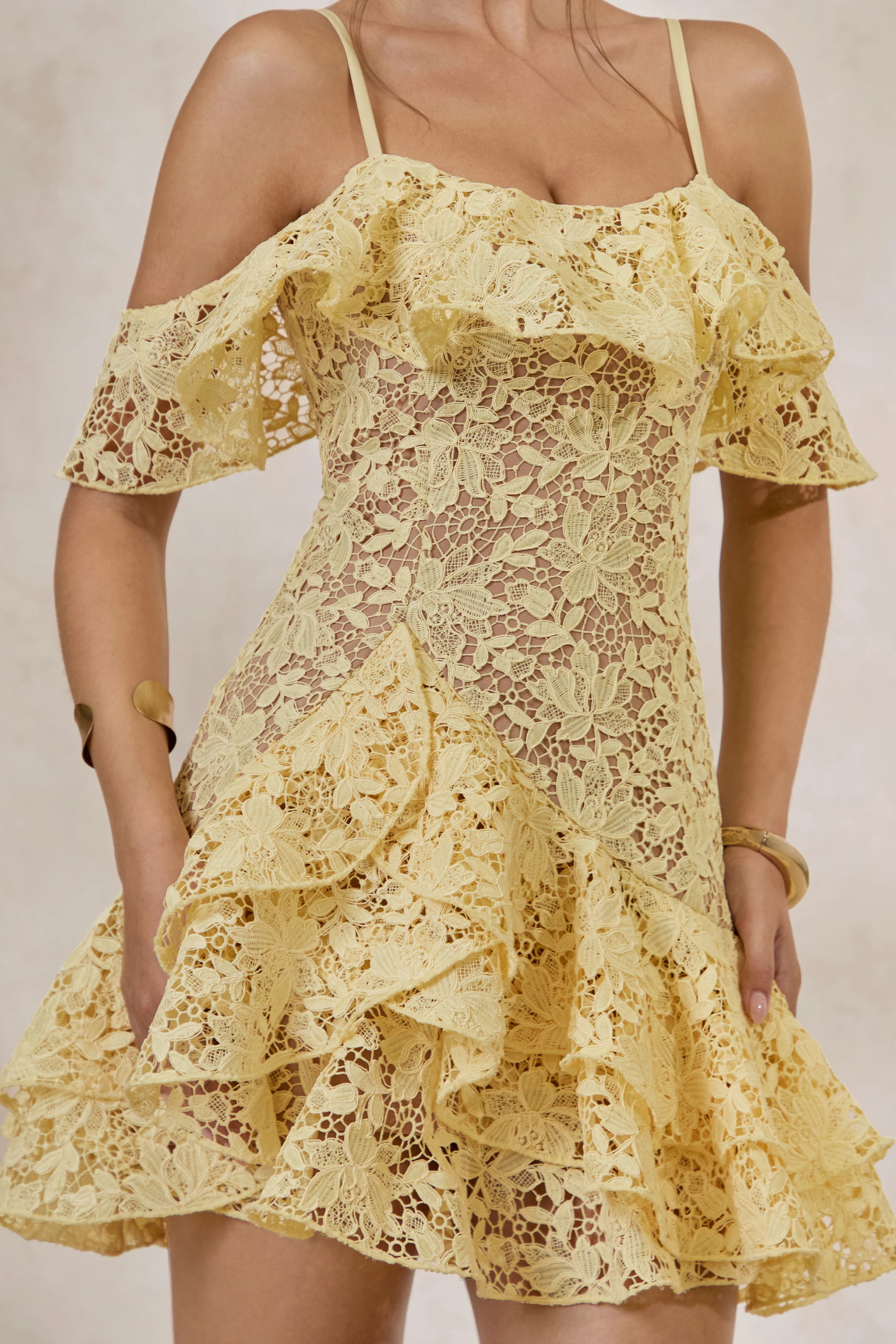 Lyris | Zitronengelbes Minikleid aus Spitze mit Rundhalsausschnitt und Rüschendetails - Image 6
