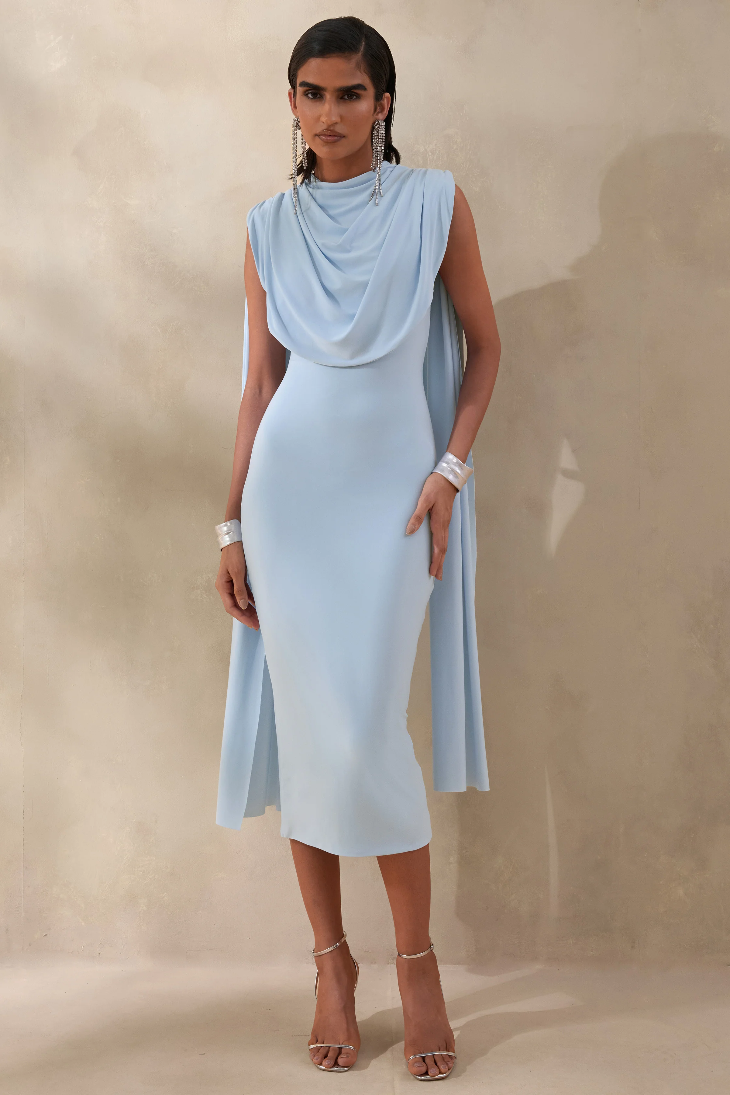 Lysandria | Puderblaues Midikleid mit hohem Ausschnitt und drapierten Details - Image 4