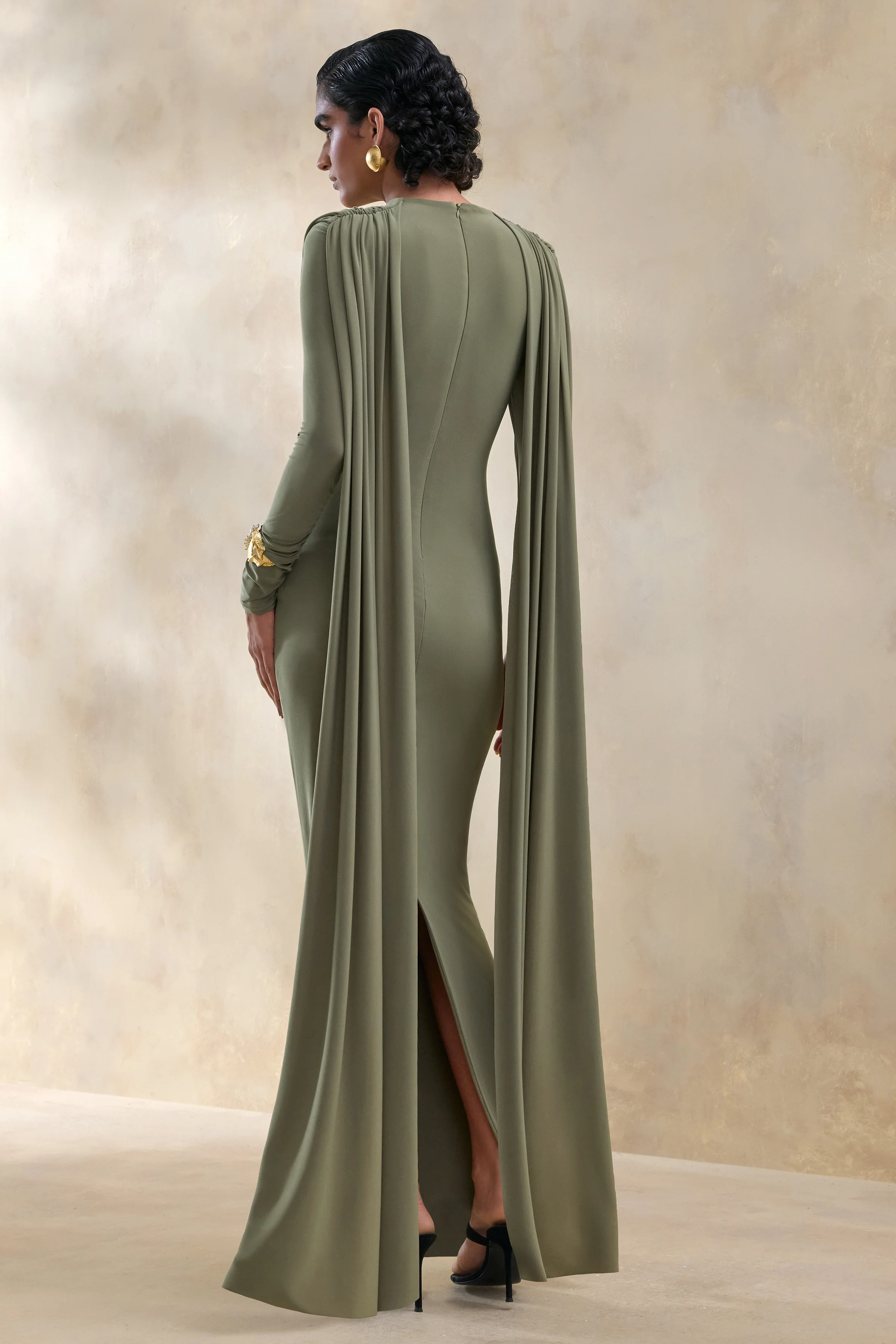 Lysoria | Olivfarbenes Maxikleid mit hohem Auschnitt, drapierten Details und Cape-Ärmeln - Image 2
