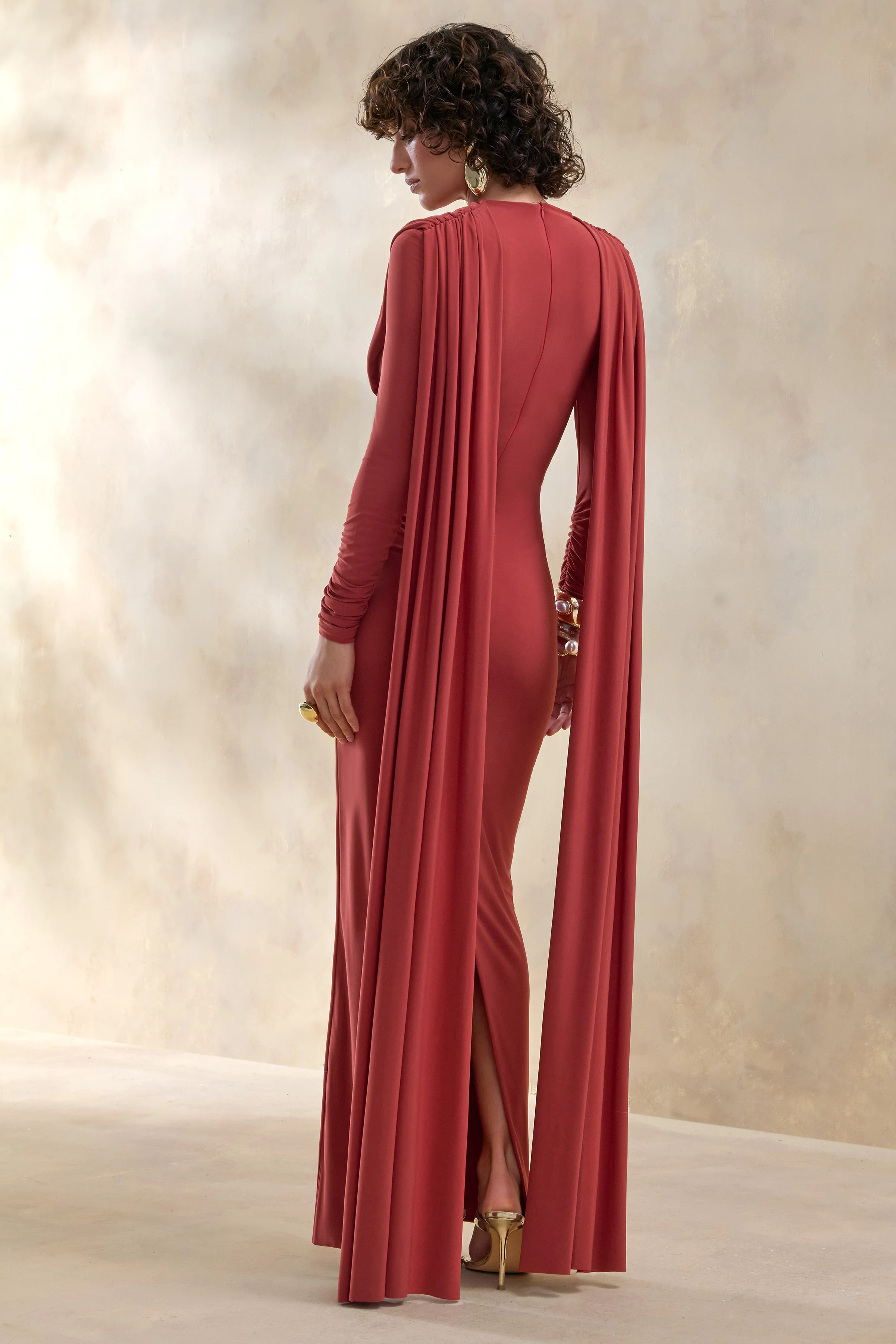 Lysoria | Rostfarbenes Maxikleid mit hohem Auschnitt, drapierten Details und Cape-Ärmeln - Image 2