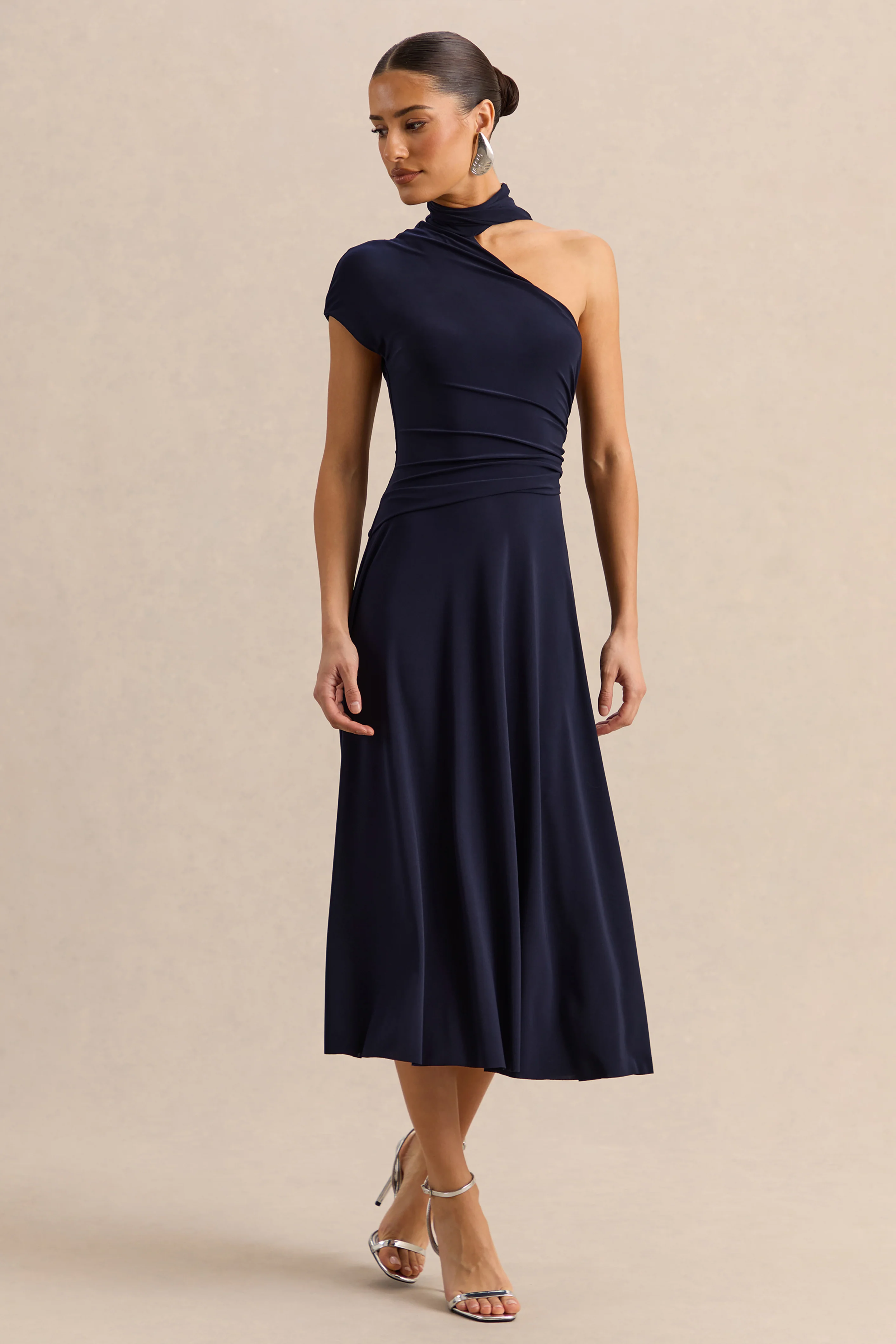 Lythara | Marineblaues Midikleid mit asymmetrischem Ausschnitt und Schal-Detail - Image 4