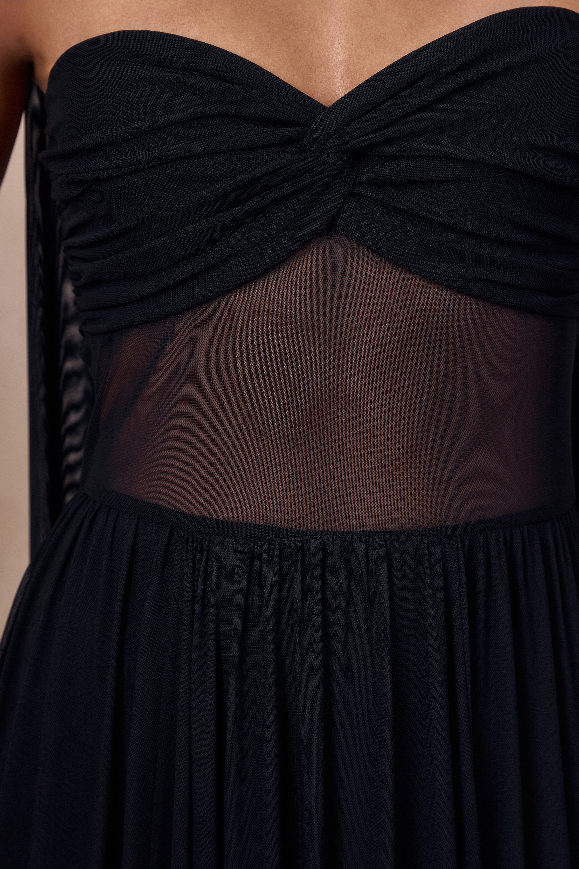 Lyvoria | Schwarzes Bandeau Maxikleid mit Mesh Detail und Schal - Image 7