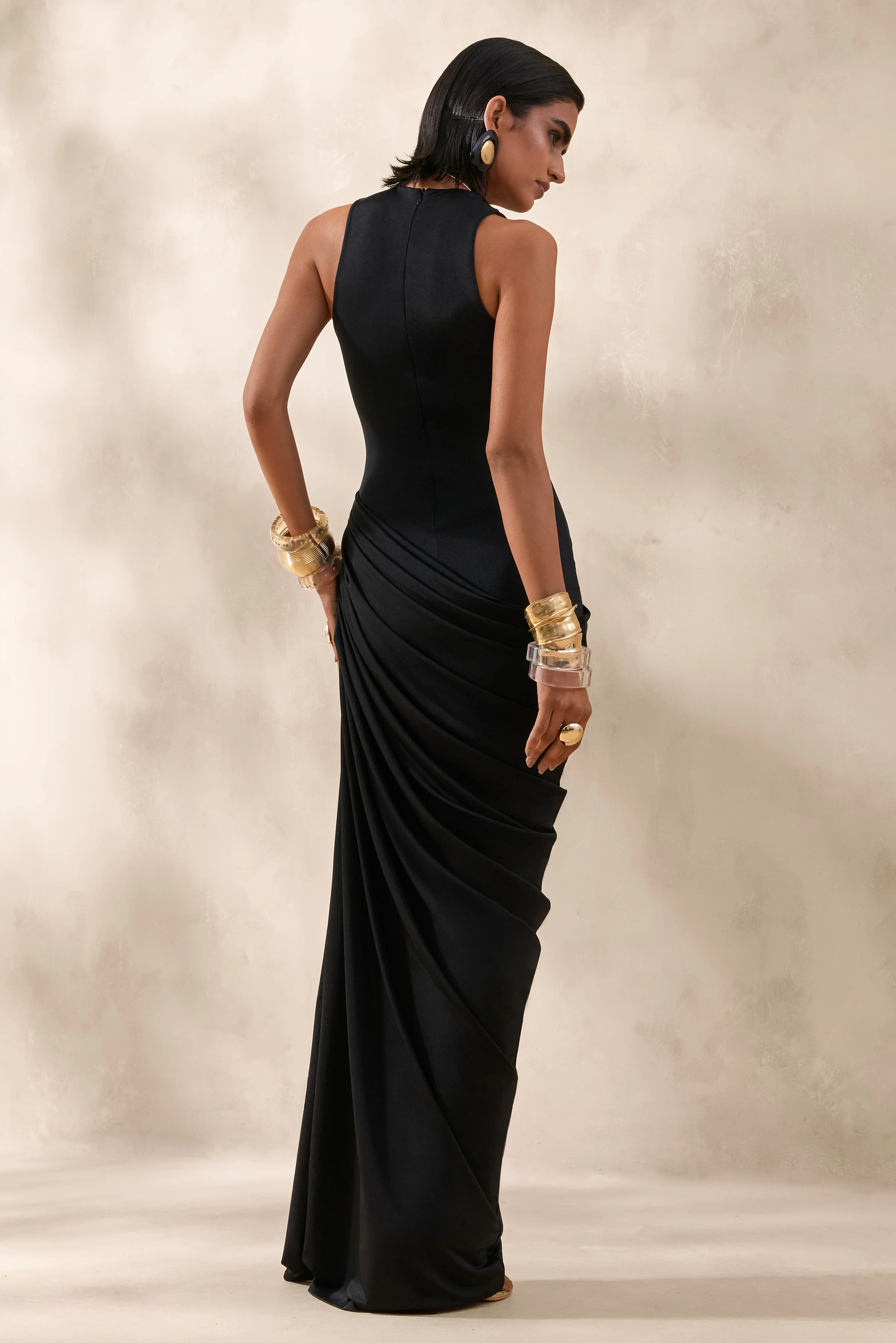 Mademoiselle | Schwarzes Maxikleid mit Wasserfallausschnitt und Drapierungen - Image 2