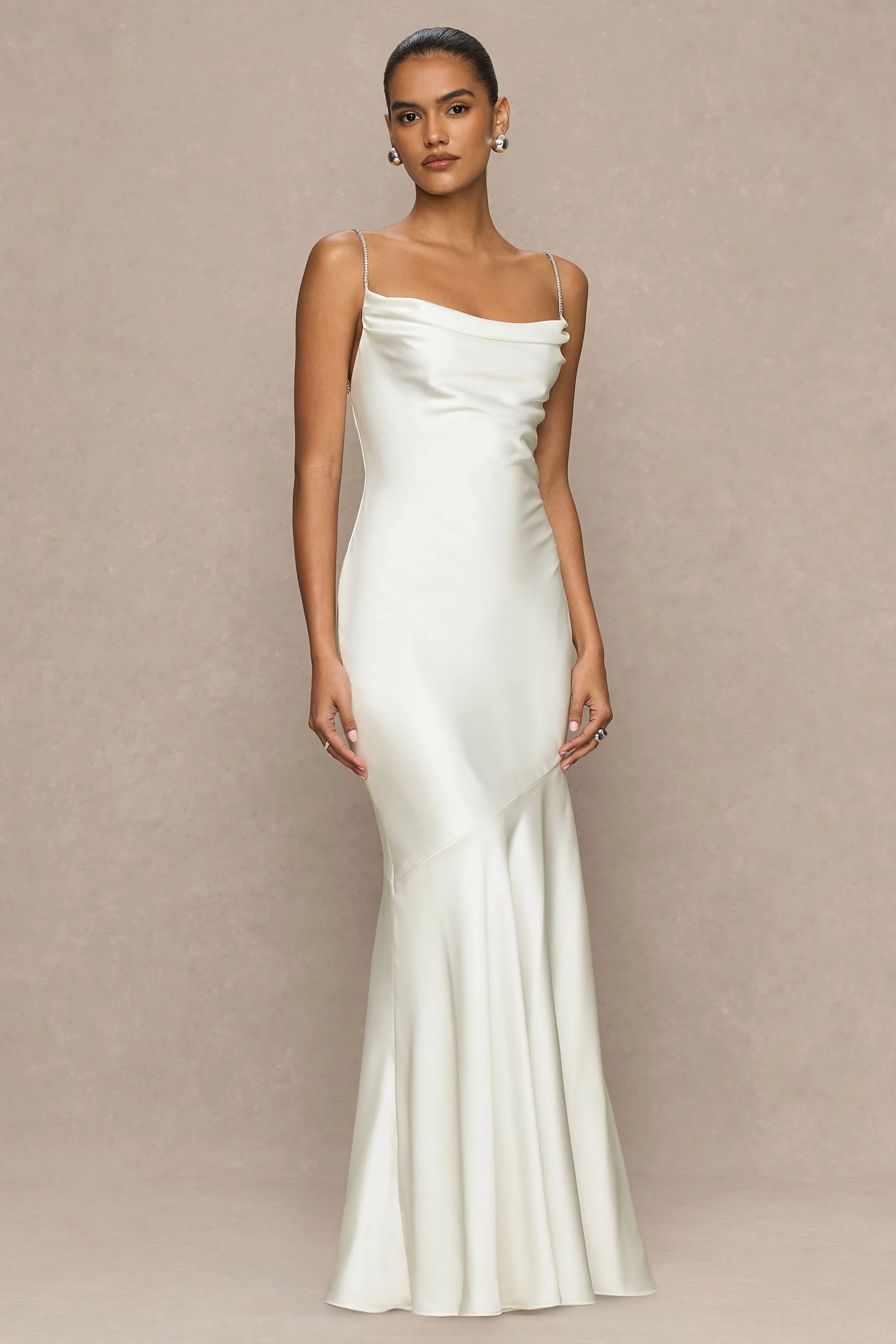 Maelia | Cremefarbenes Satin-Maxikleid mit Wasserfallausschnitt und Verzierten Trägern - Image 5