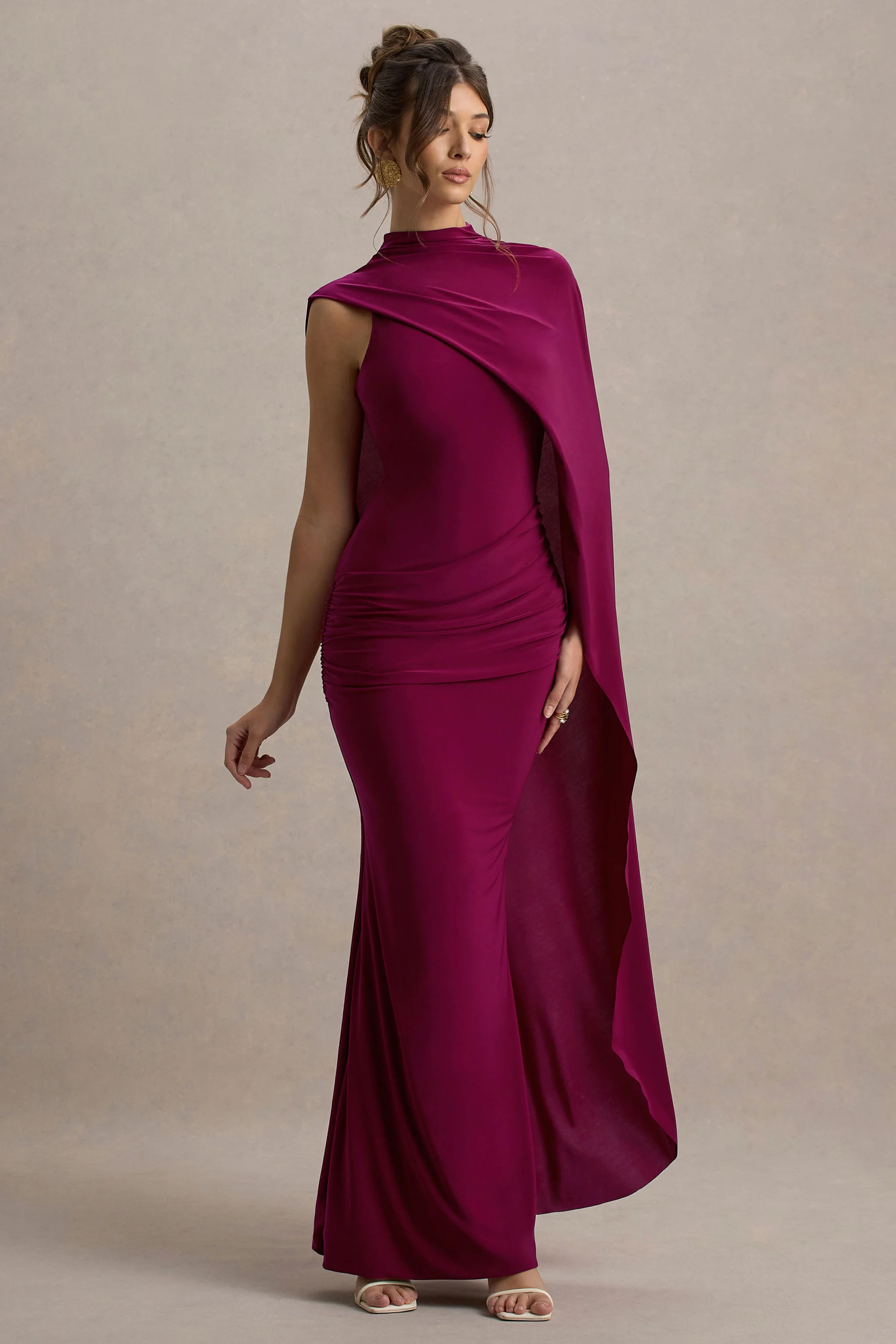 Maeve | Burgunderrotes Maxikleid mit Cape-Ärmeln und drapiertem Design.