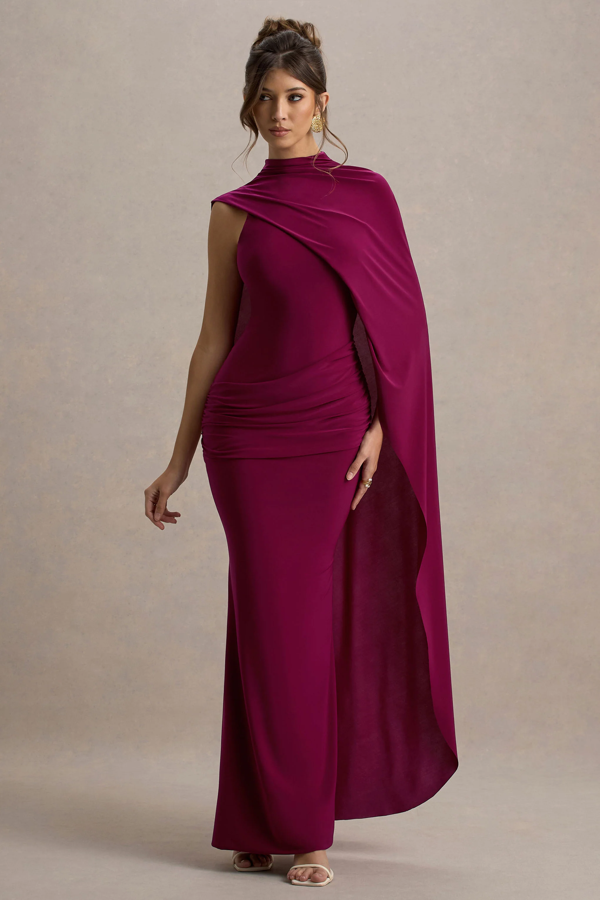 Maeve | Burgunderrotes Maxikleid mit Cape-Ärmeln und drapiertem Design. - Image 5
