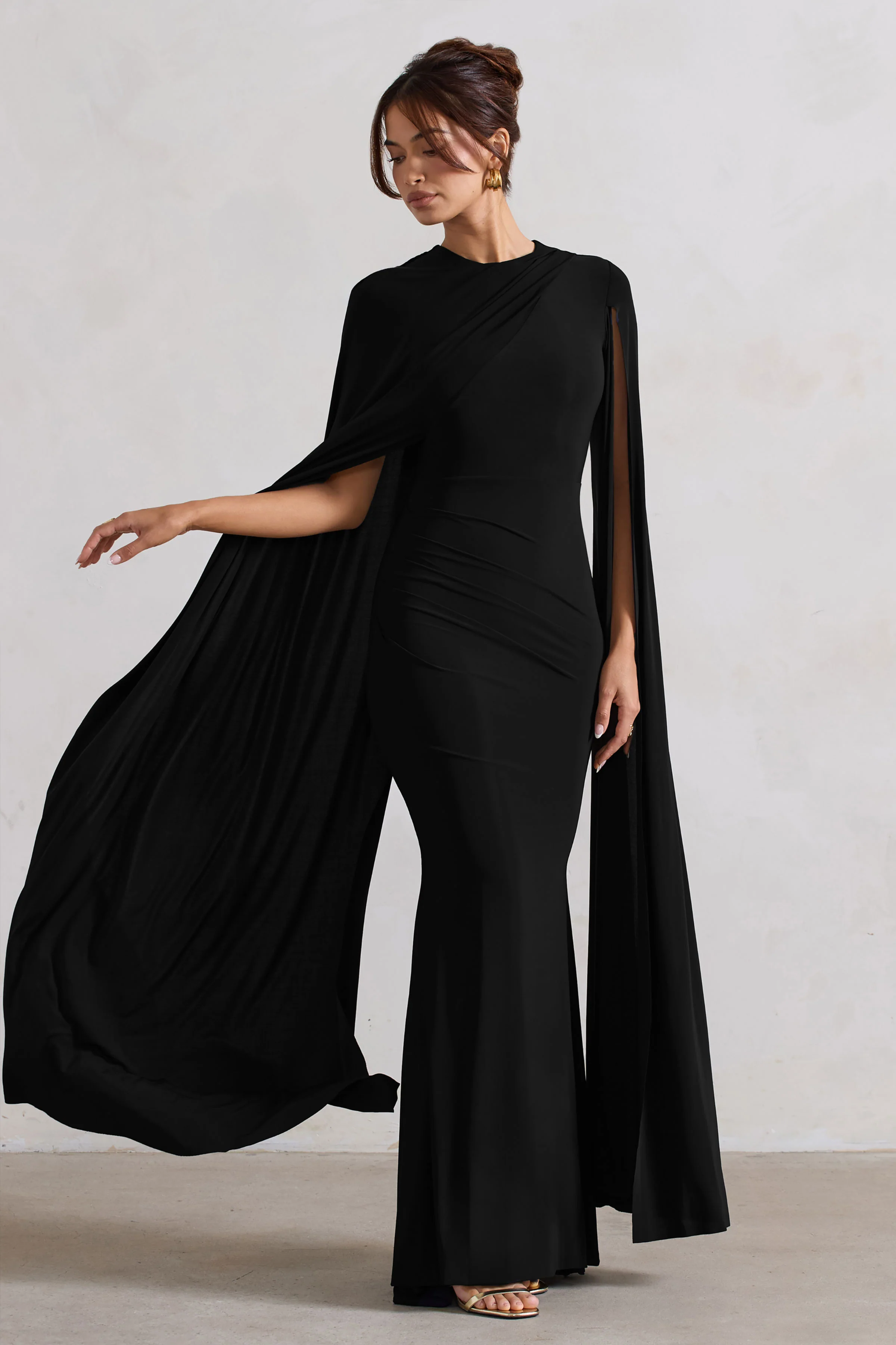 Magdelena | Schwarzes asymmetrisches Cape-Maxikleid - Image 4