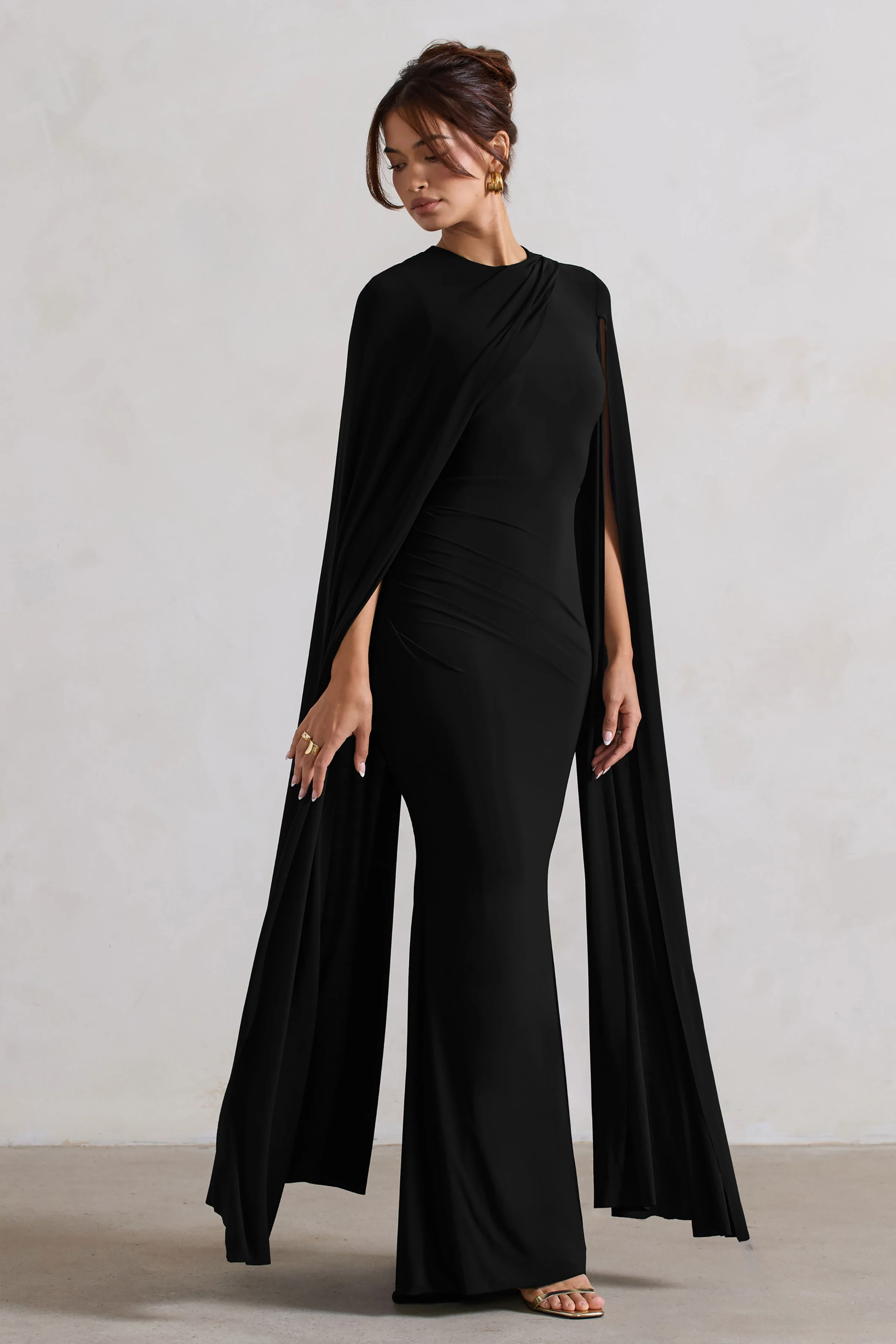 Magdelena | Schwarzes asymmetrisches Cape-Maxikleid - Image 5