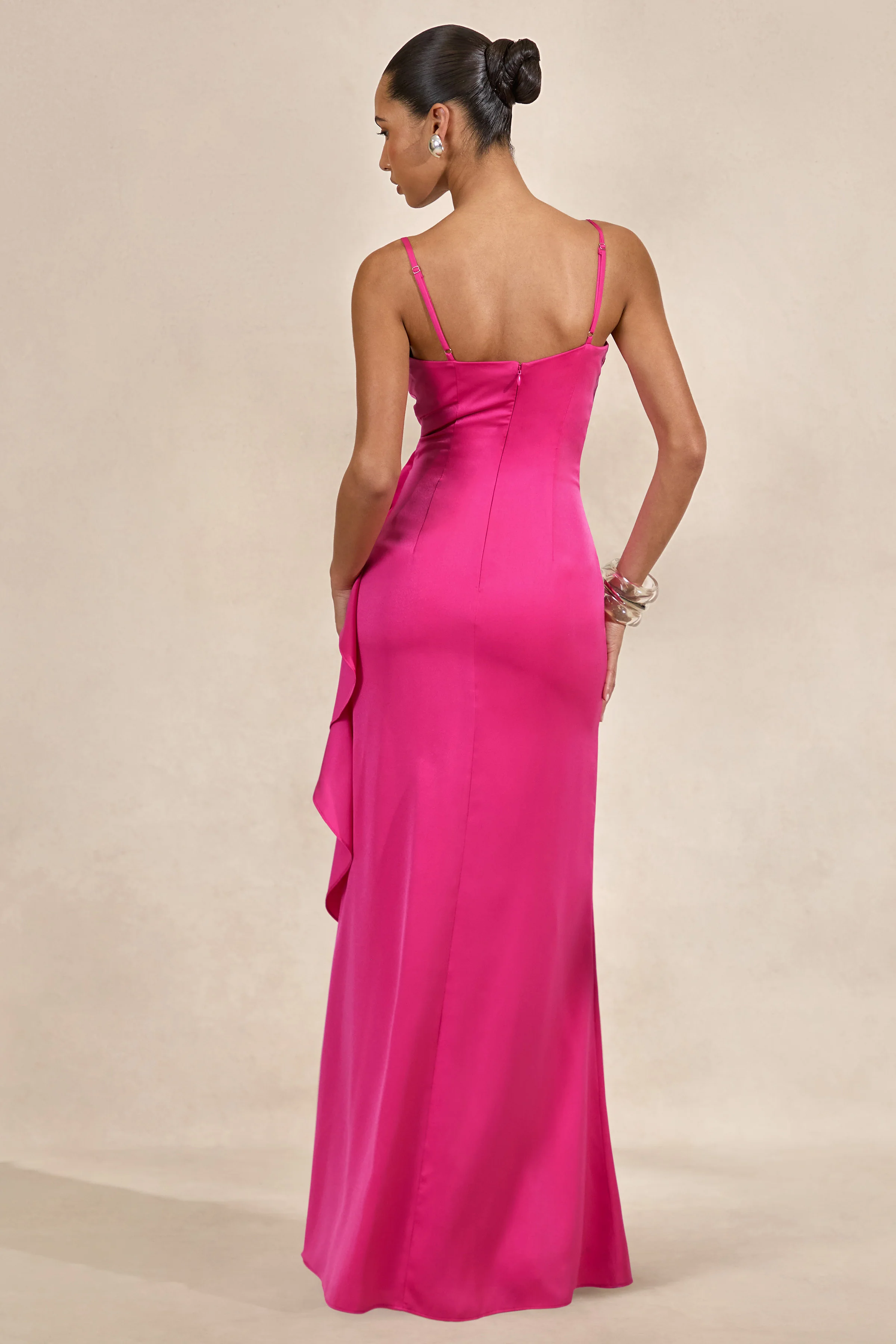 Marcelina | Pinkfarbenes Maxikleid aus Satin mit V-Ausschnitt und Rüschendetails - Image 2