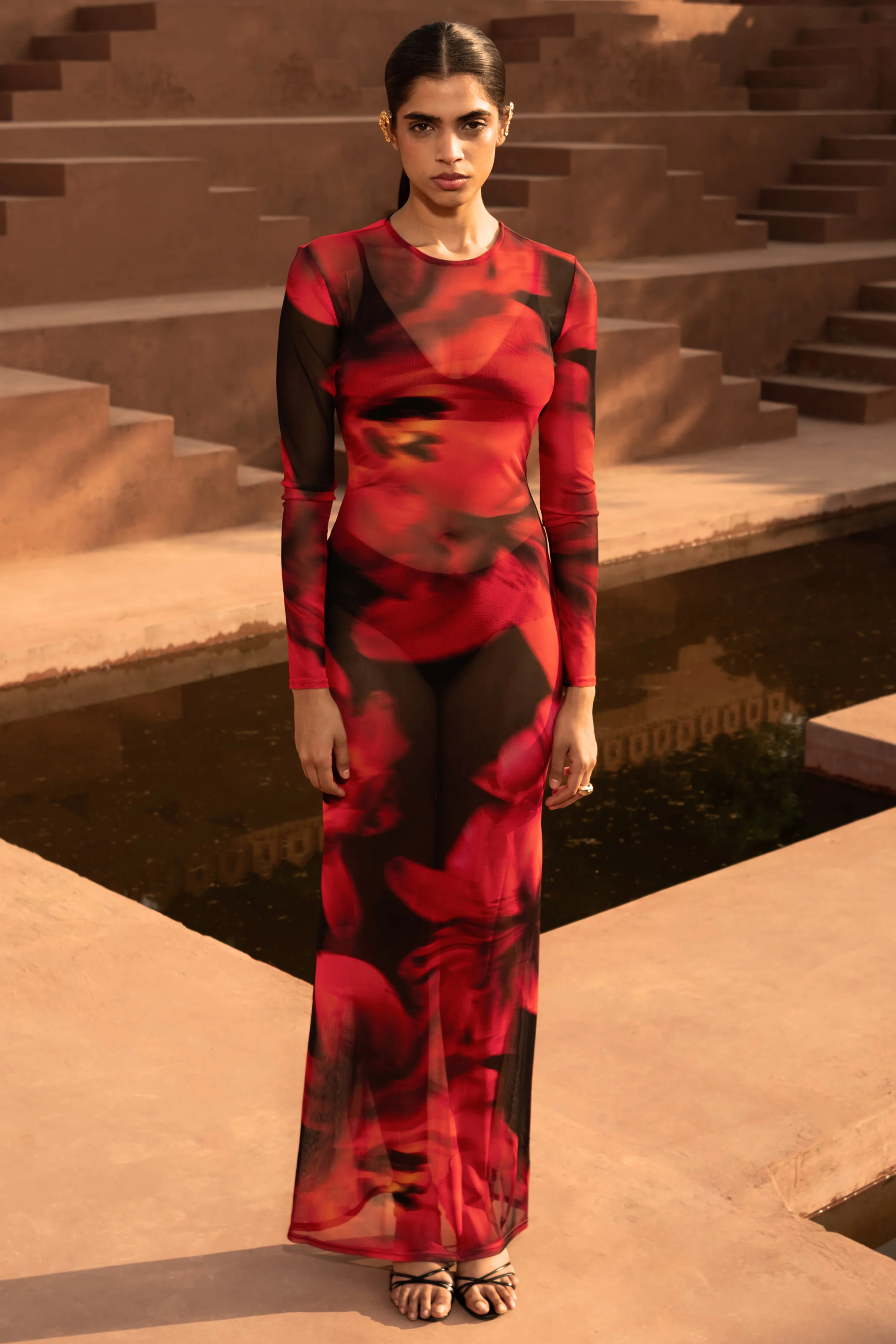 Marcy | Rot-schwarzes Maxikleid mit Blumenmuster und hohem Kragen