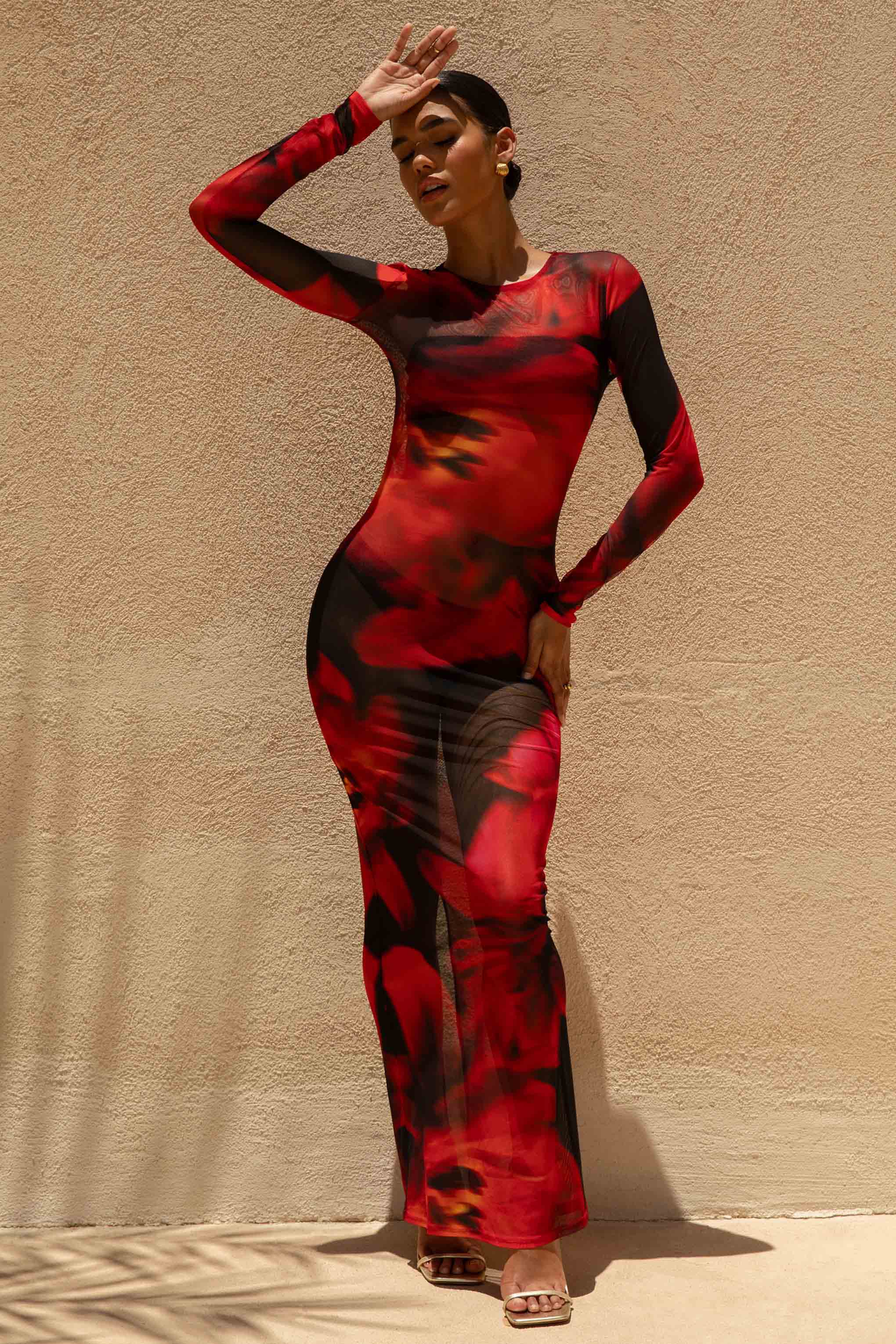 Marcy | Rot-schwarzes Maxikleid mit Blumenmuster und hohem Kragen - Image 5