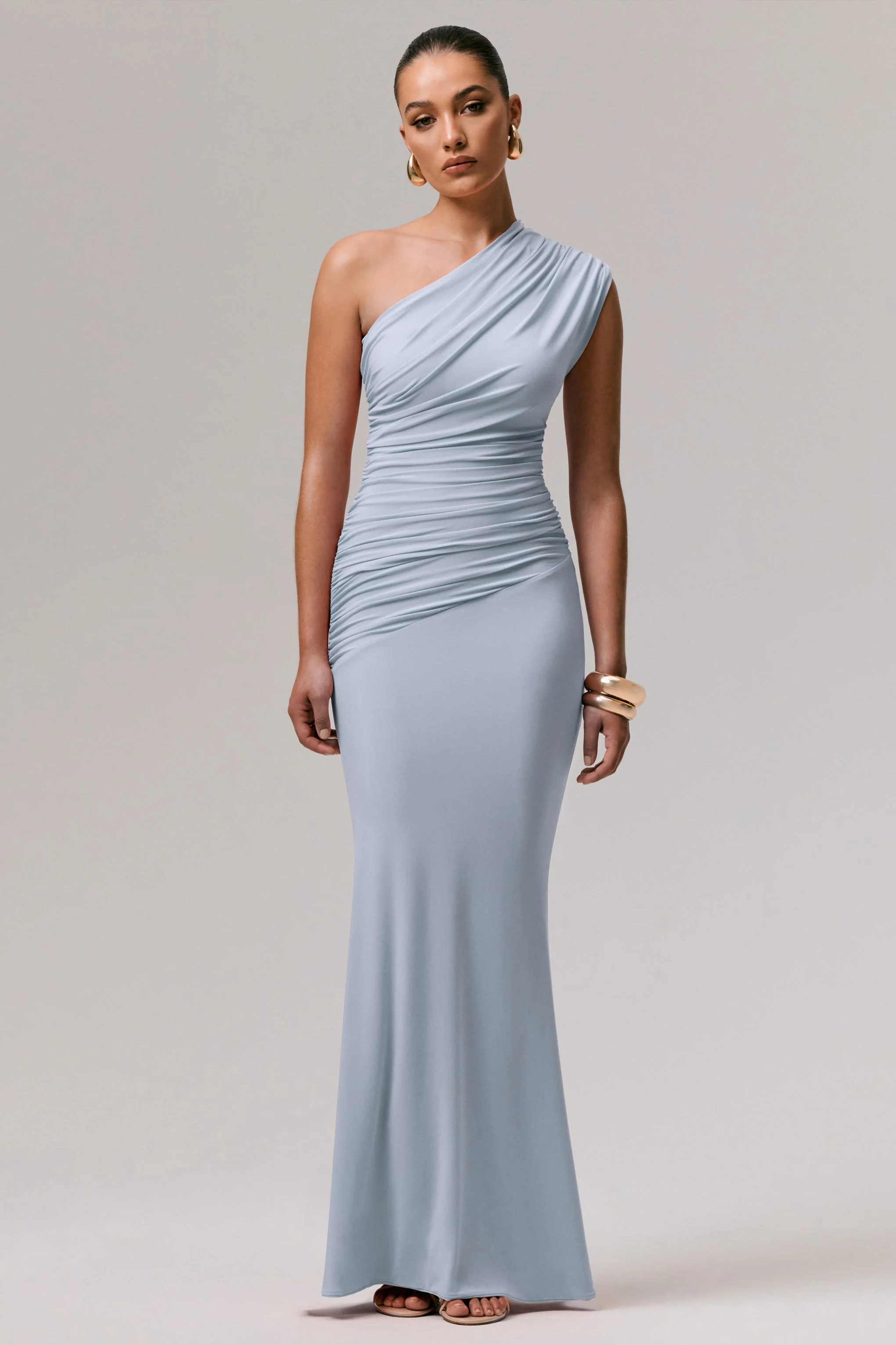 Mardi | Puderblaues asymmetrisches Maxikleid mit Raffungen - Image 5