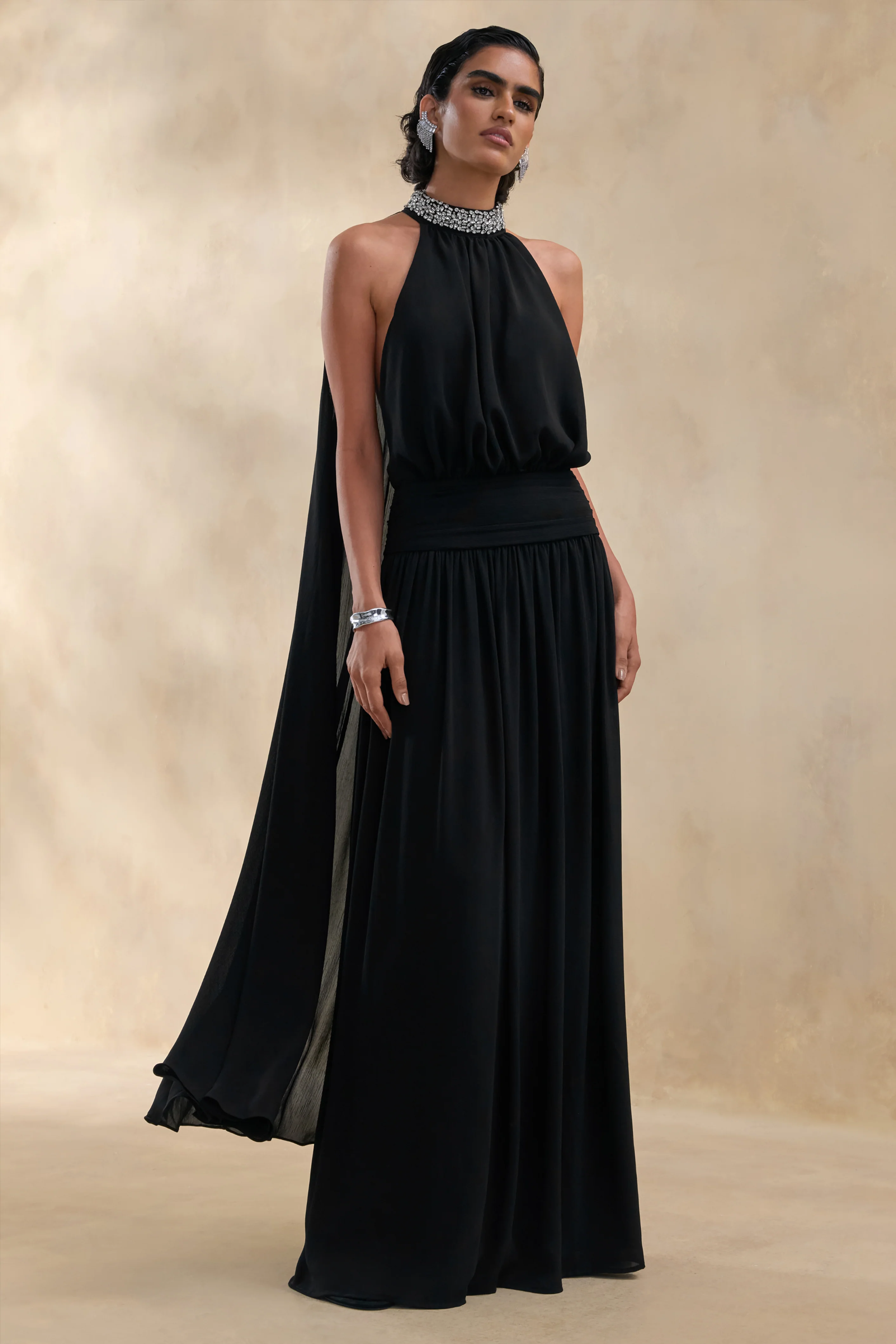 Marie | Schwarzes Maxikleid mit verziertem Neckholder Ausschnitt und Cape Detail