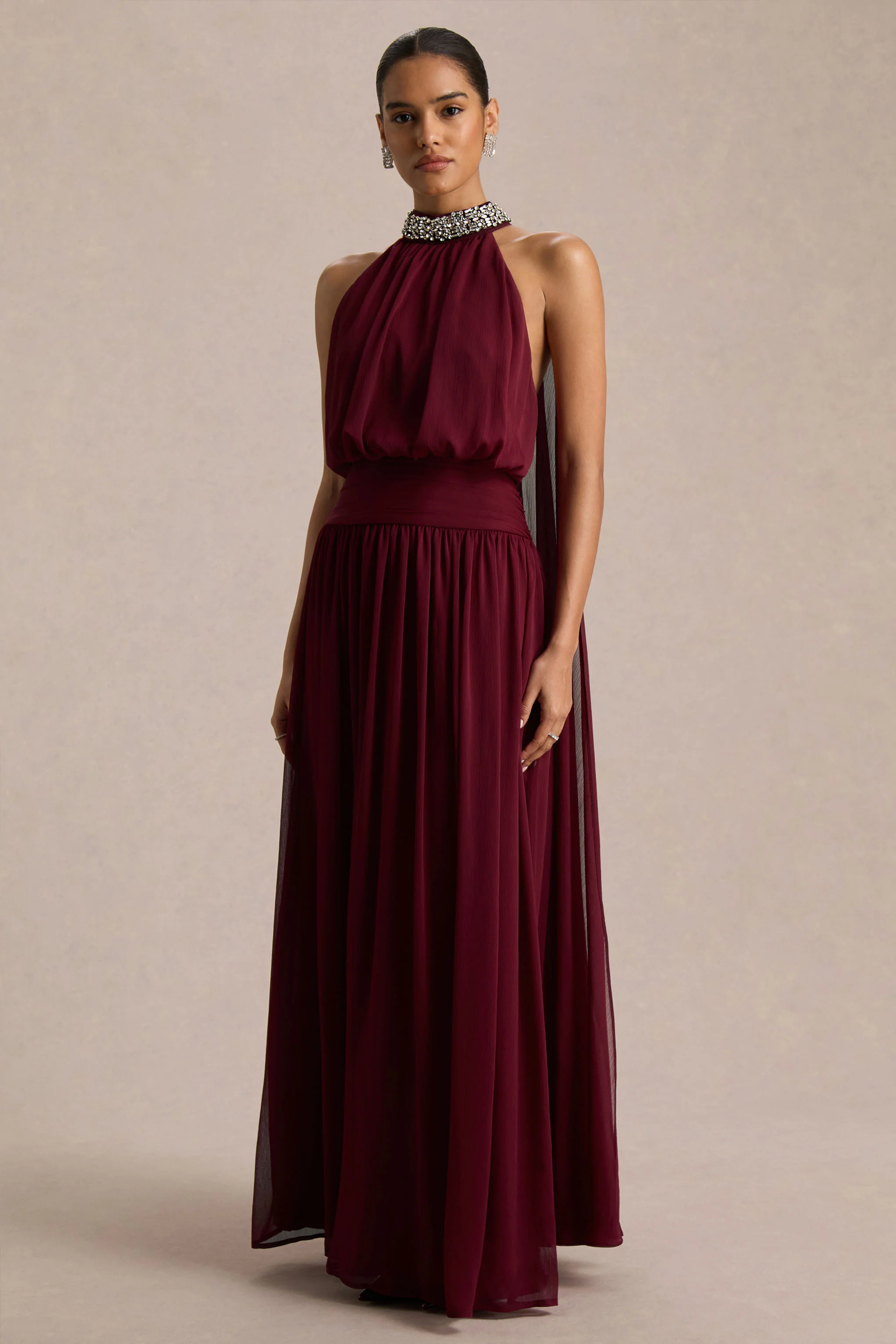 Marie | Burgunderrotes Maxikleid mit verziertem Neckholder Ausschnitt und Cape Detail - Image 3