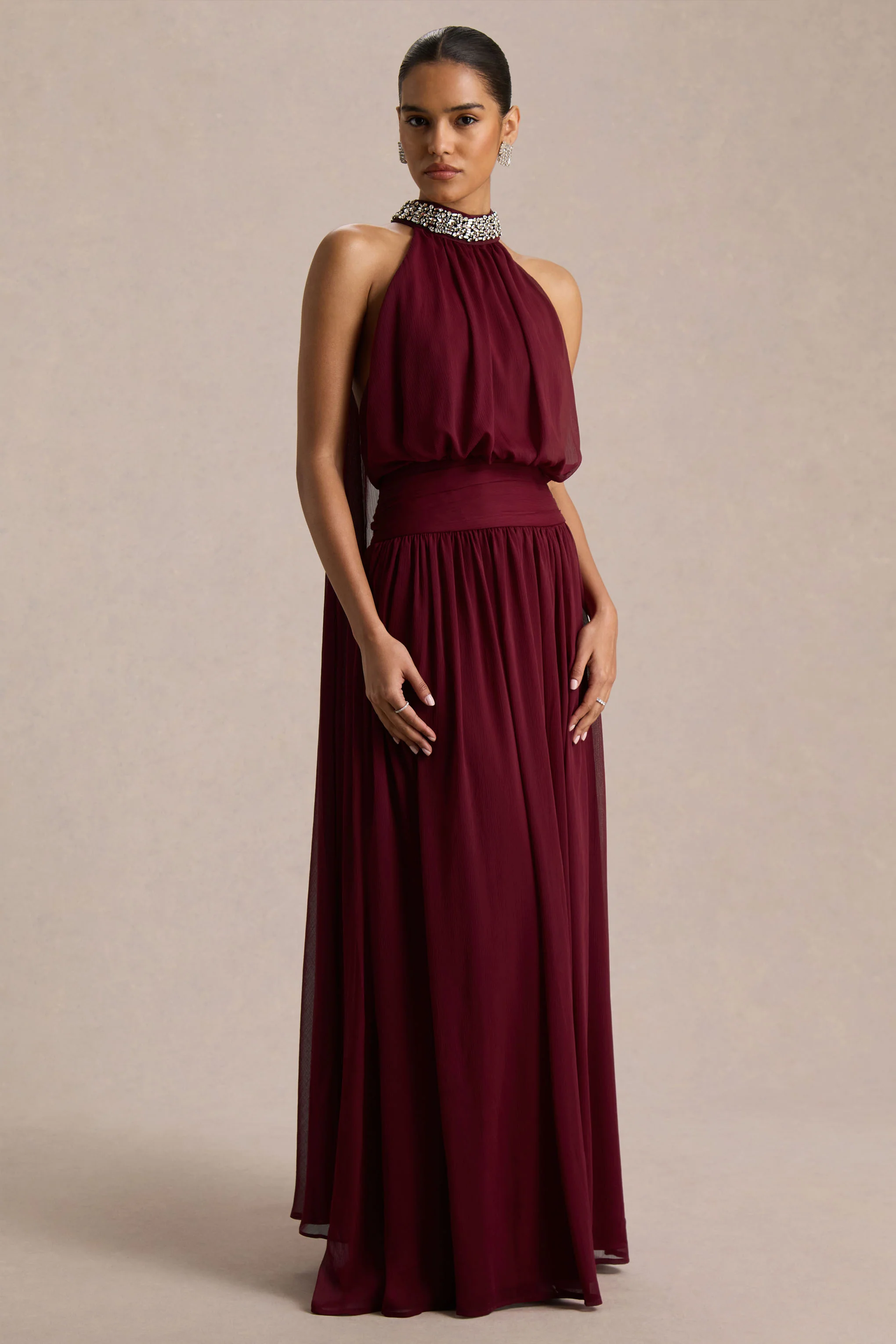 Marie | Burgunderrotes Maxikleid mit verziertem Neckholder Ausschnitt und Cape Detail - Image 4