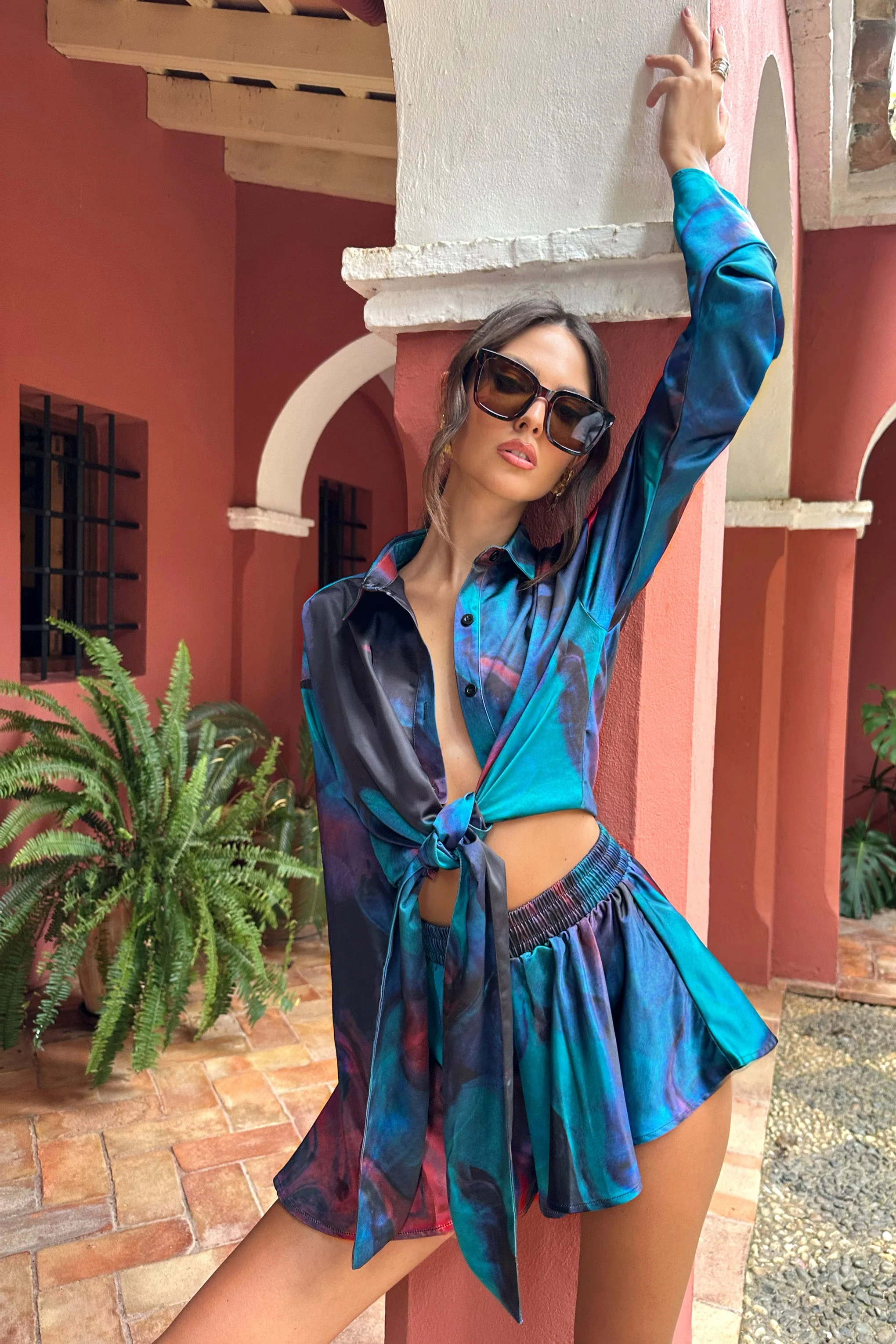Marisela | Blaue Satin-Crop-Bluse mit Print und ausgestellten Ärmeln