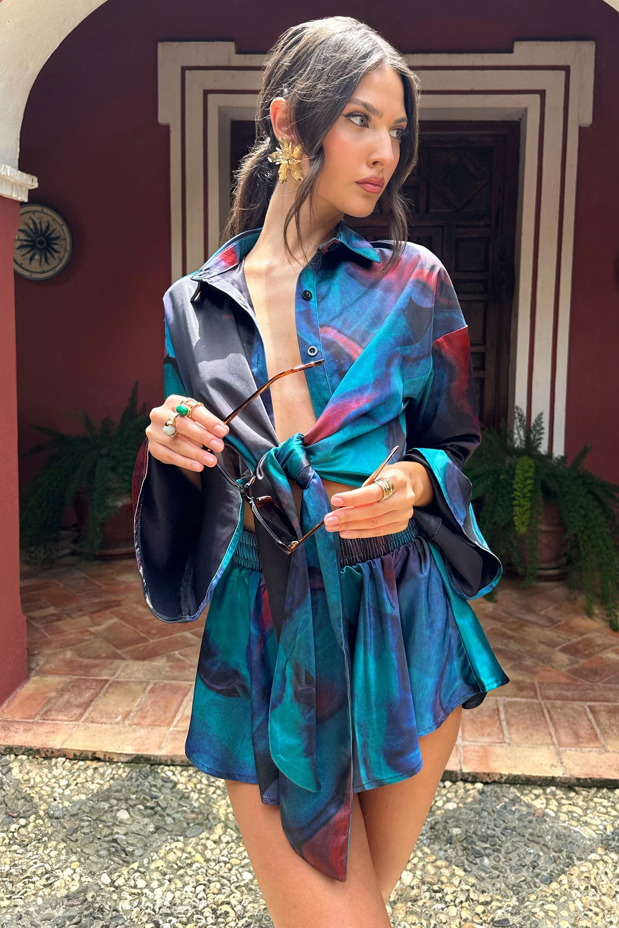 Marisela | Blaue Satin-Crop-Bluse mit Print und ausgestellten Ärmeln - Image 3