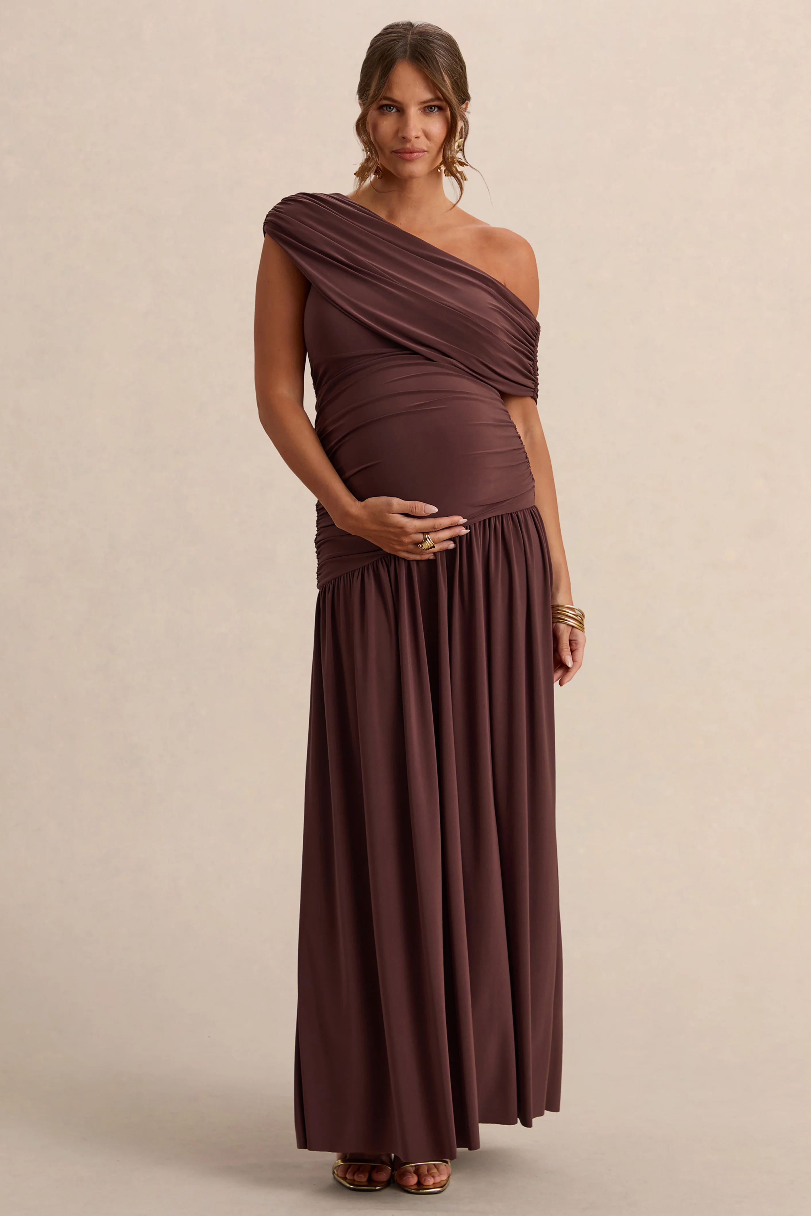 Marjorie | Dunkelbraunes Umstands-Maxikleid mit asymmetrischem Ausschnitt