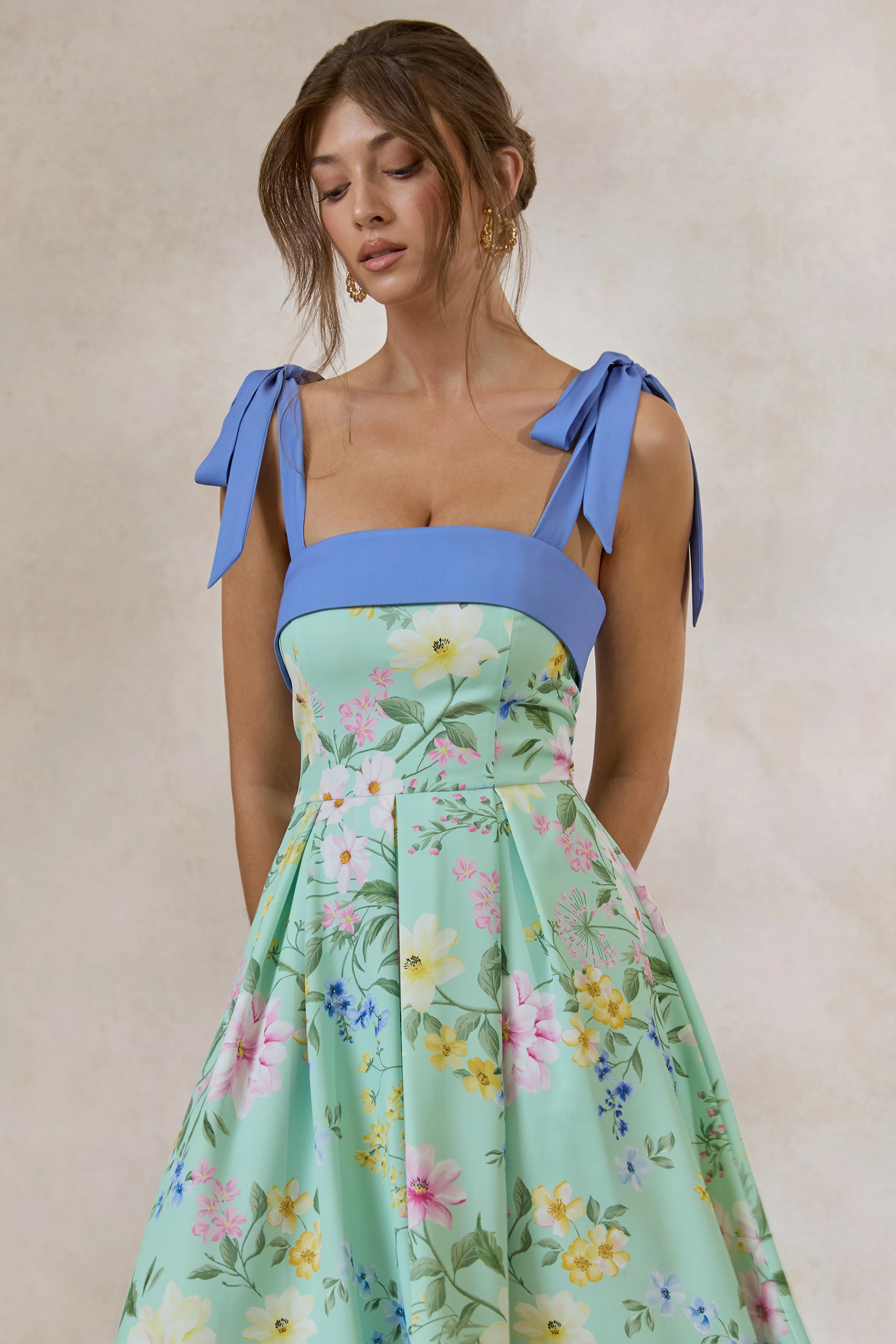 Marlisa | Mintfarbenes Midikleid mit Blumenprint, quadratischem Ausschnitt und Schleifendetails - Image 4
