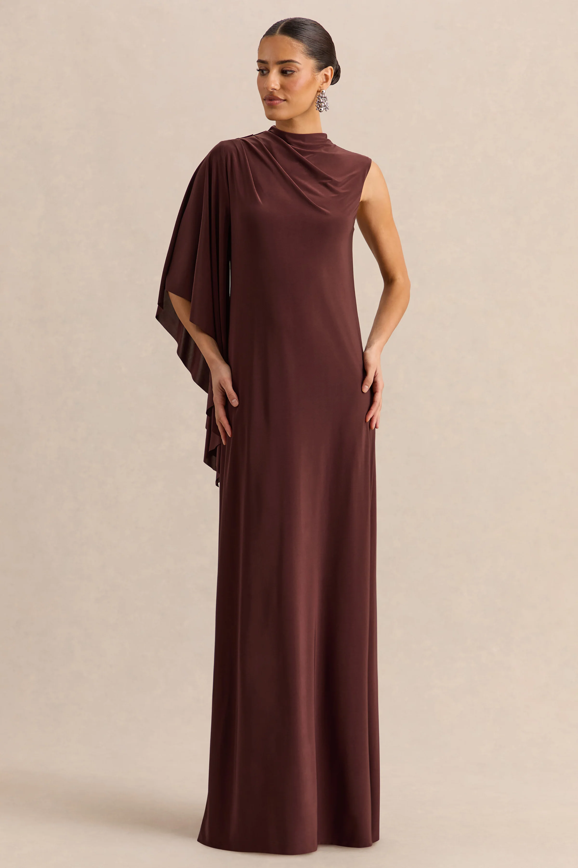 Marosia | Braunes Maxikleid mit hohem Ausschnitt und Cape-Ärmel
