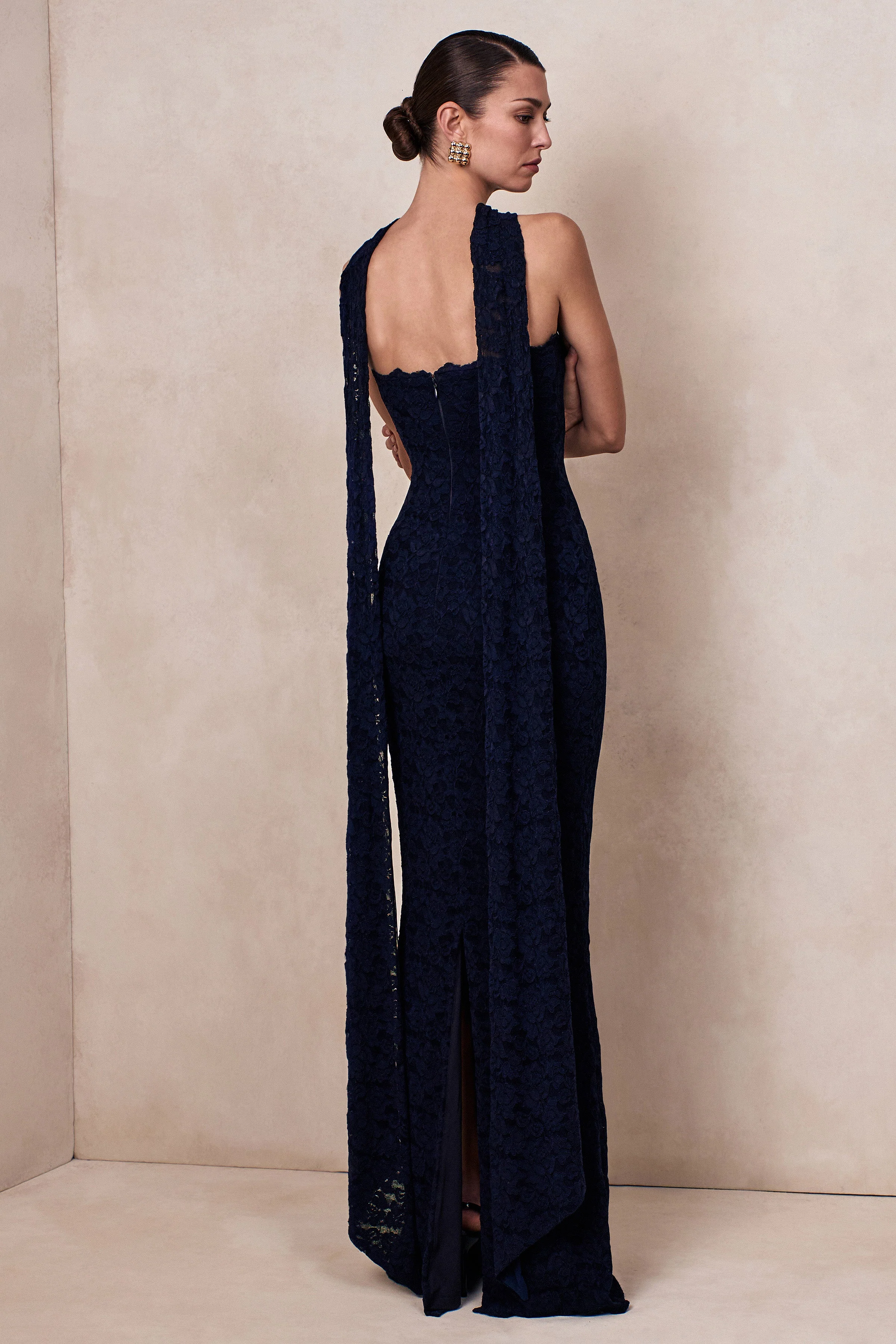Massima | Marineblaues Spitzen-Maxikleid mit Bandeau-Ausschnitt und Schal-Detail - Image 2