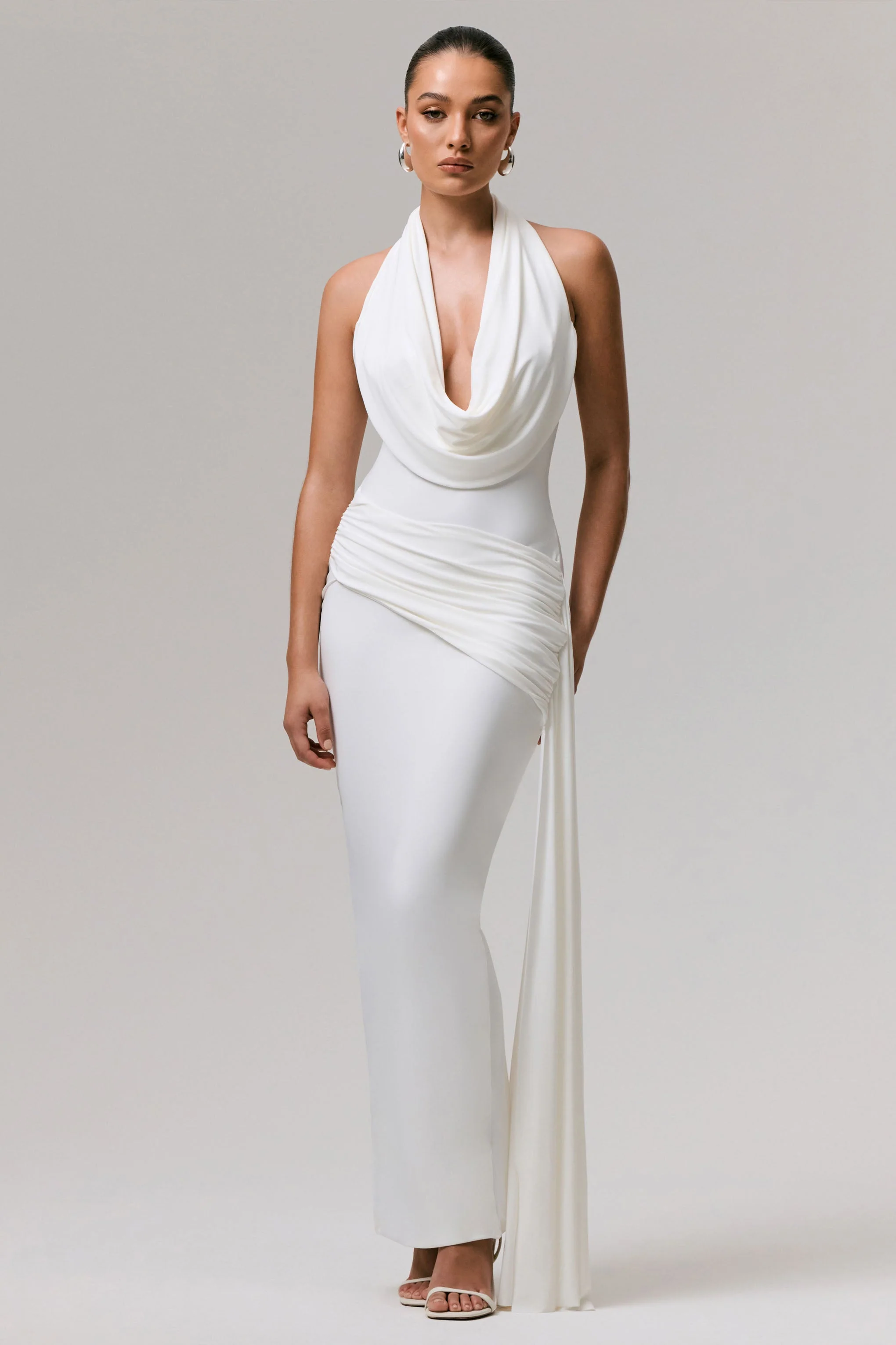 Maude | Weißes Maxikleid mit tiefem V-Ausschnitt, Raffung und Schleife