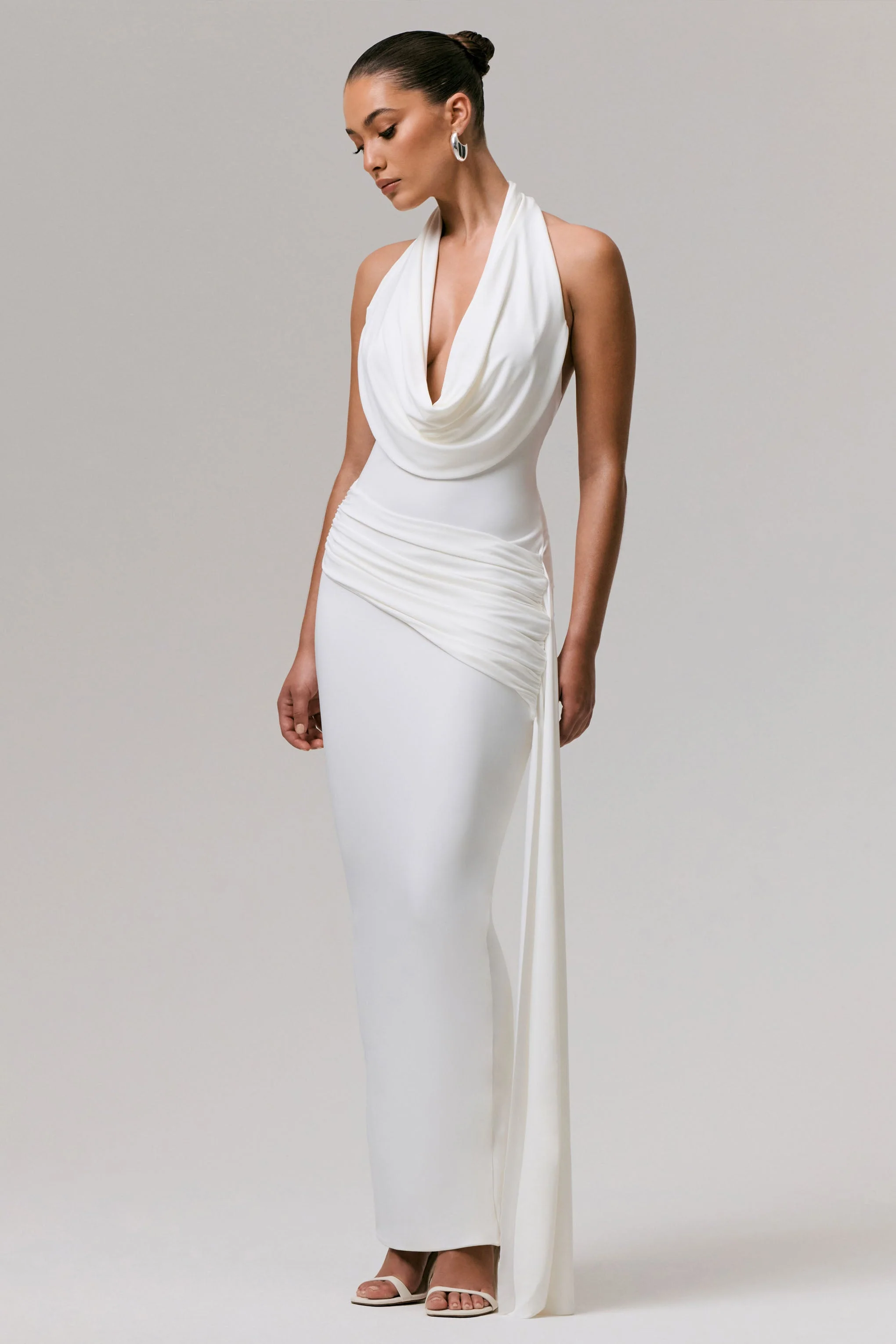 Maude | Weißes Maxikleid mit tiefem V-Ausschnitt, Raffung und Schleife - Image 4
