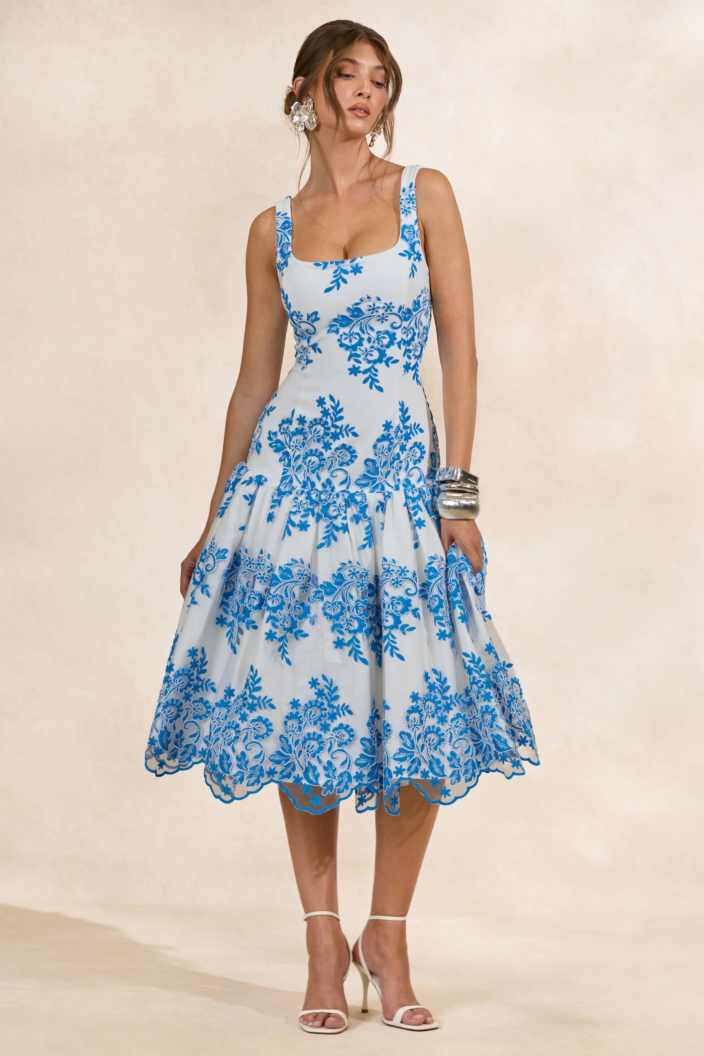 Mayra | Blaues Midikleid aus Spitze mit quadratischem Ausschnitt und voluminösem Rock - Image 4