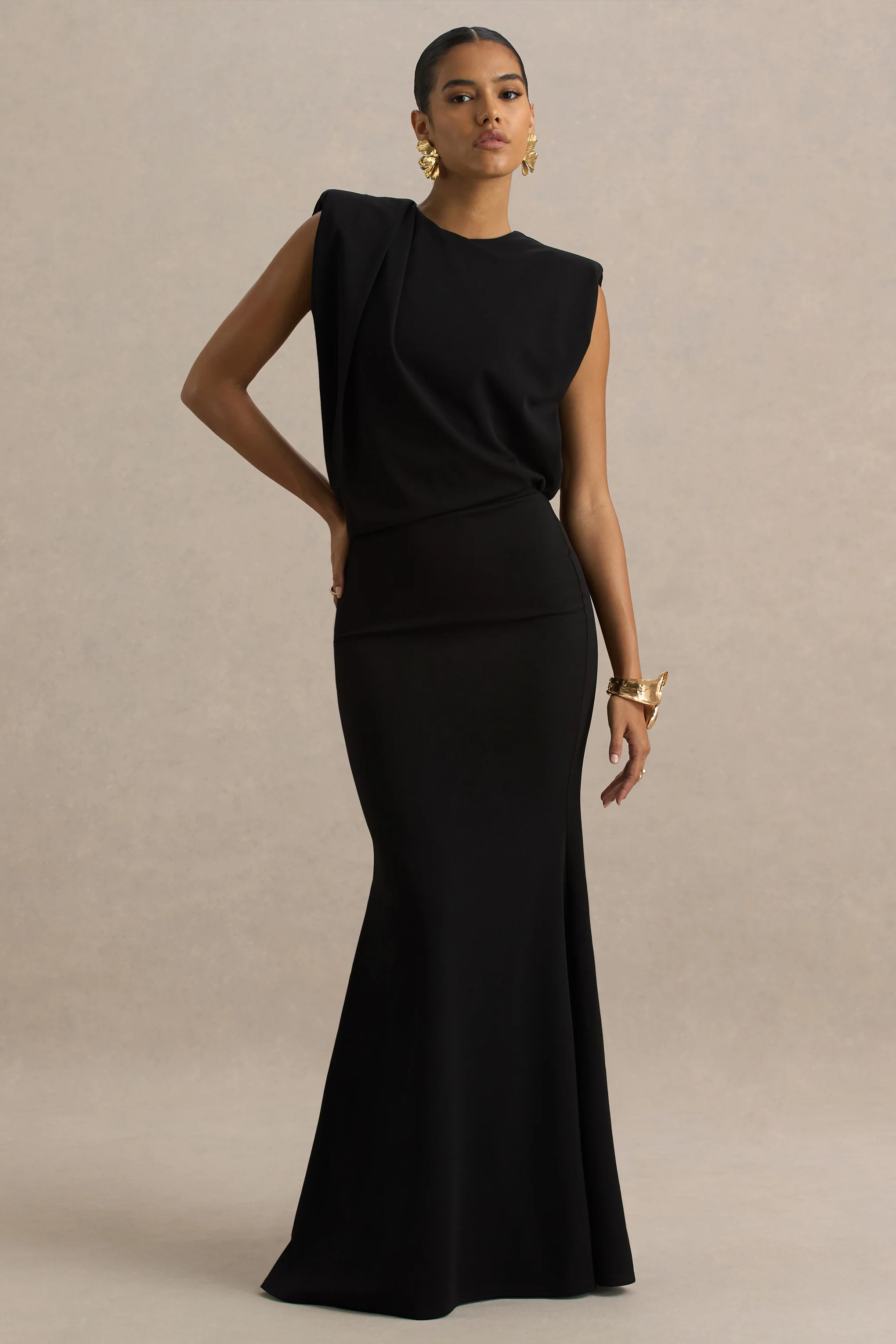 Meave | Schwarzes Maxikleid mit Bootsausschnitt und Drapierung