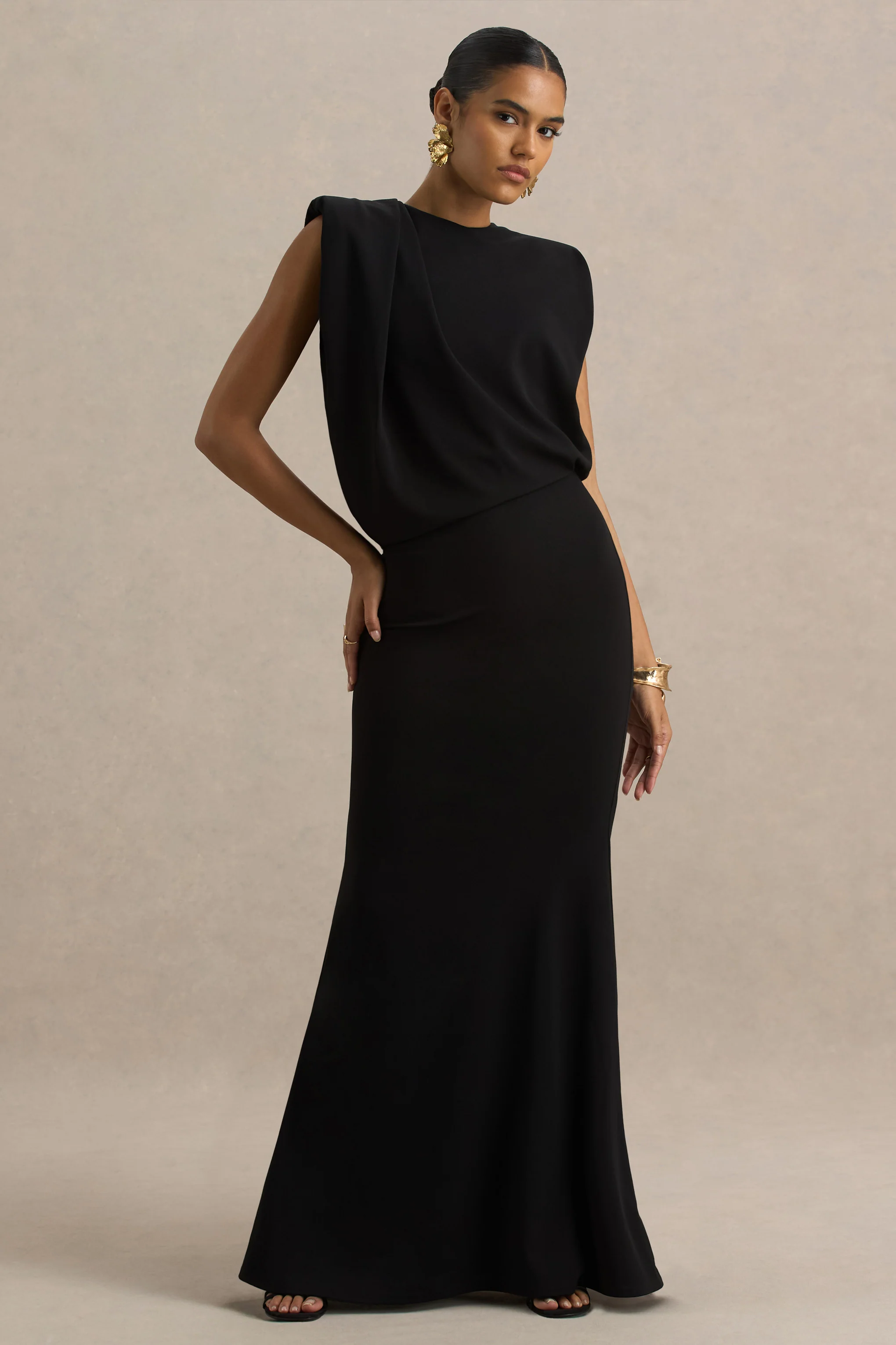 Meave | Schwarzes Maxikleid mit Bootsausschnitt und Drapierung - Image 3
