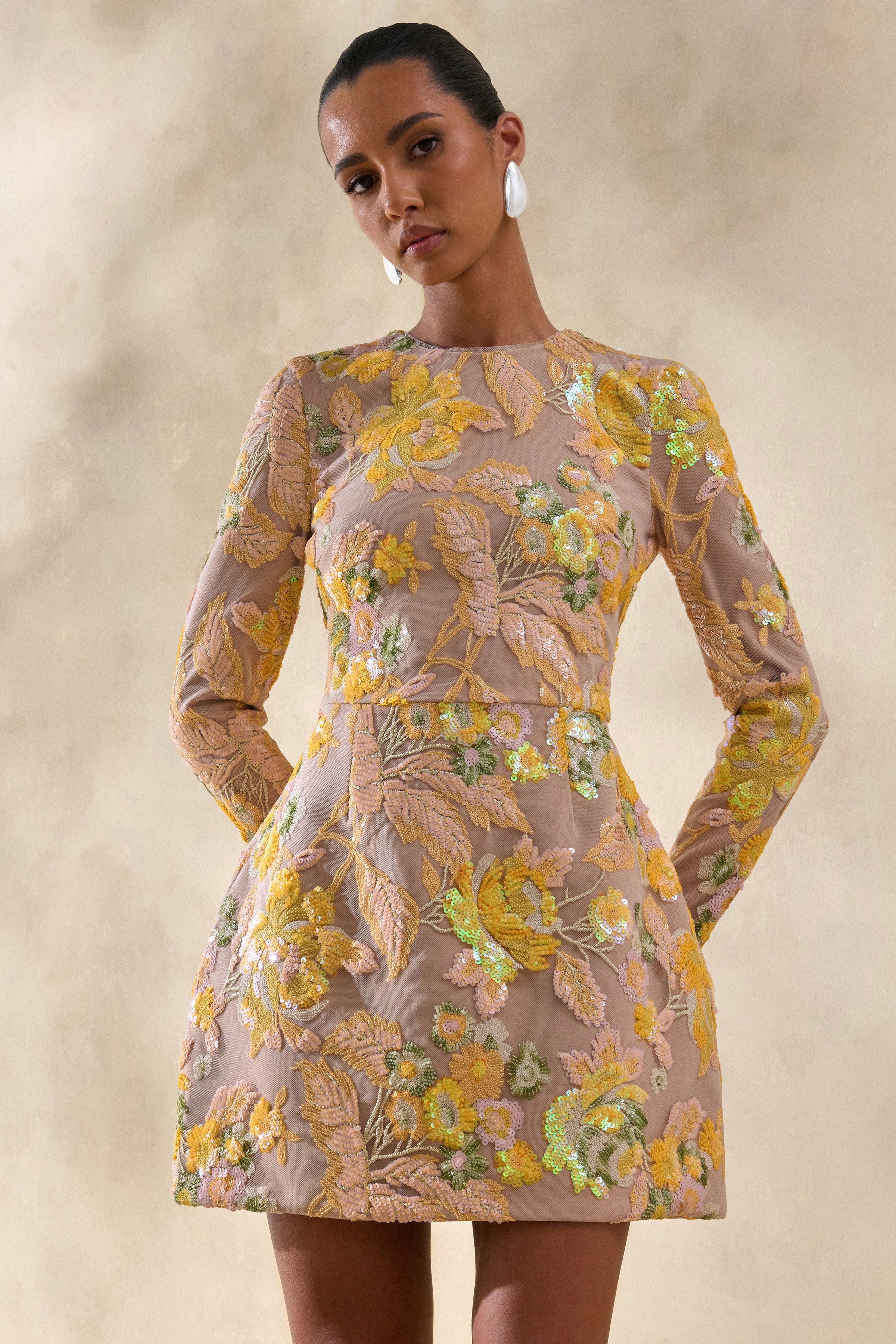 Merdia | Gelbes Minikleid mit floralen Verzierungen und Rundhalsausschnitt - Image 6