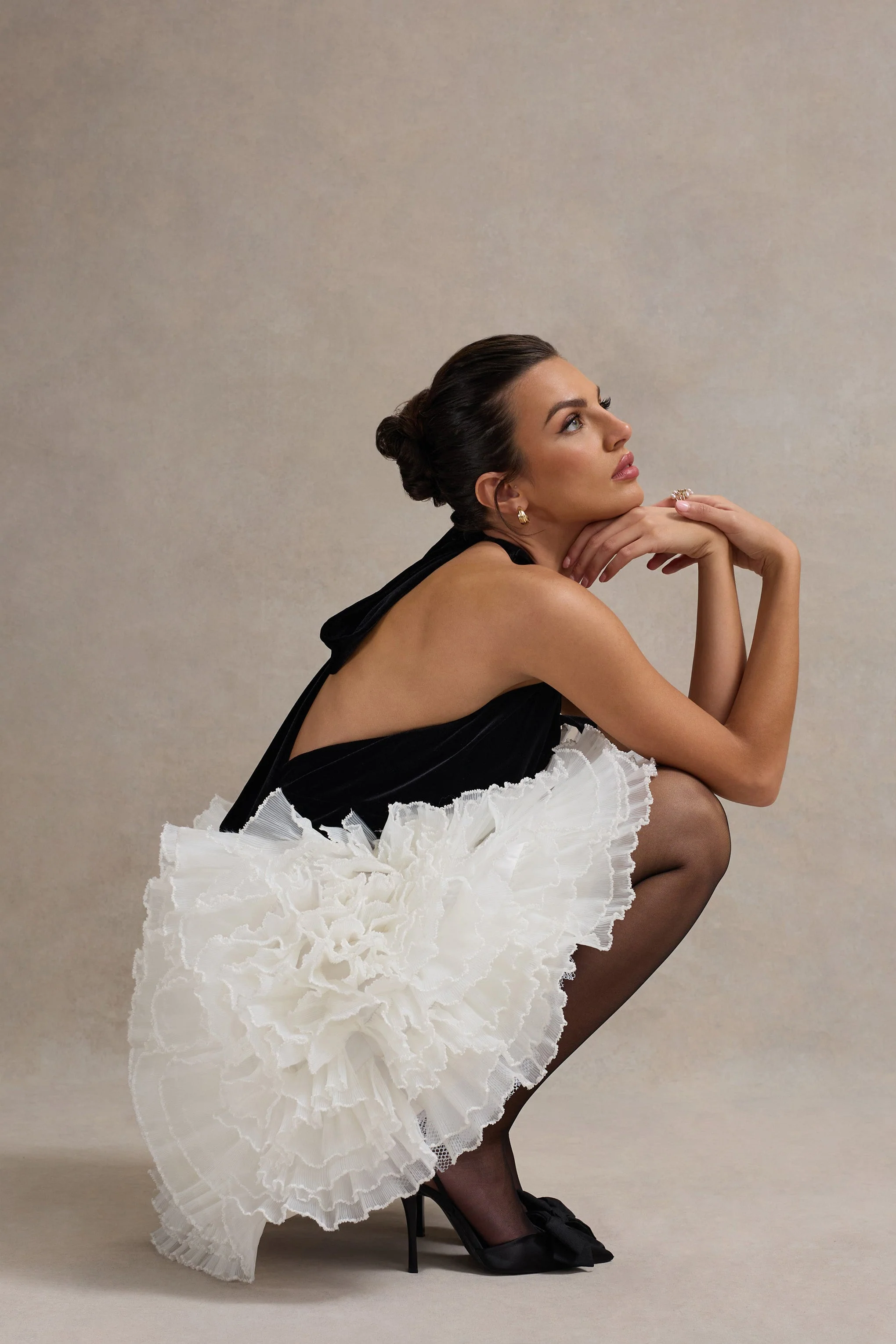 Meringue | Schwarzes Samt-Minikleid mit tiefem Ausschnitt und Tüllrock - Image 8