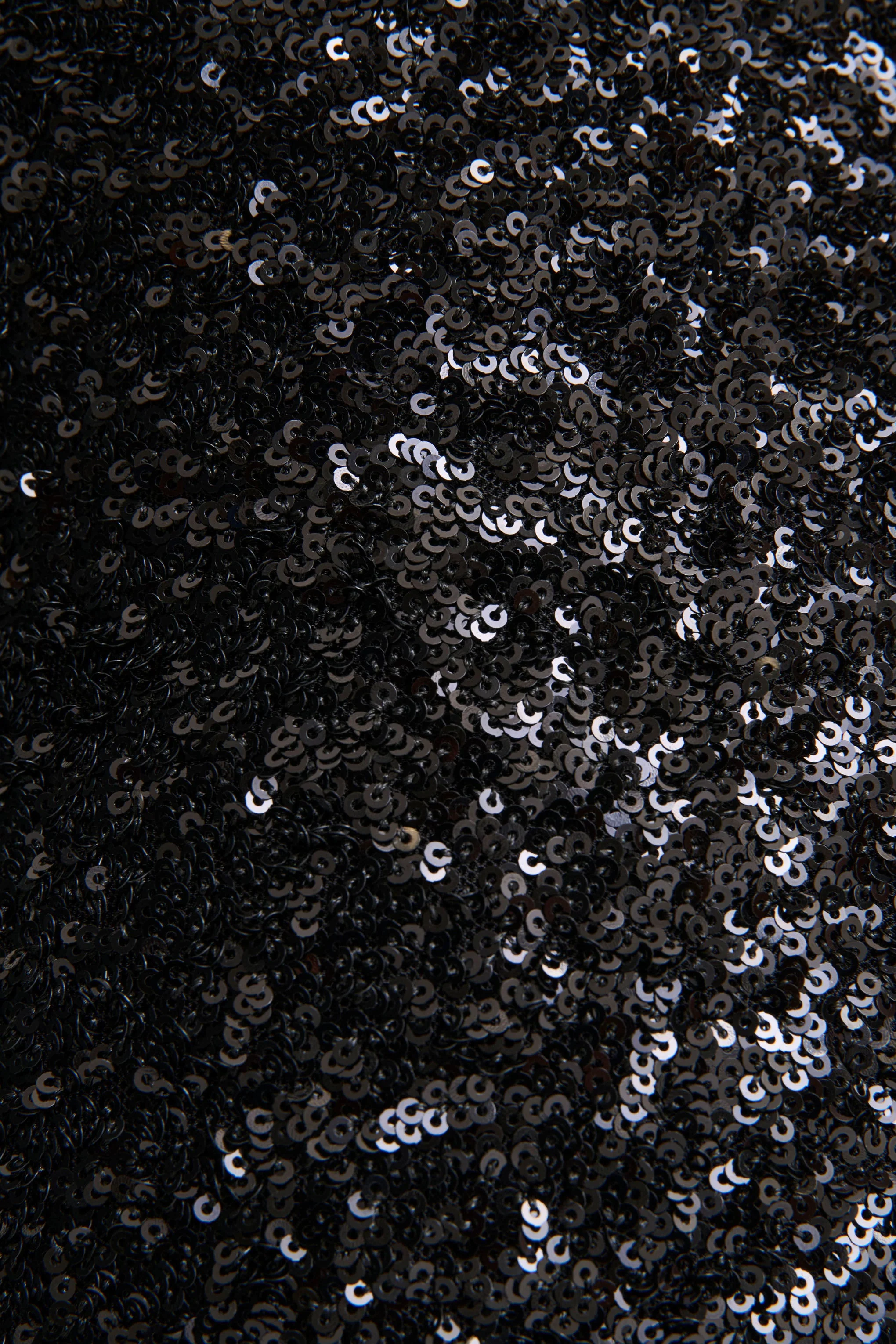 Mery | Schwarzes Pailletten-Maxikleid mit hohem Ausschnitt und einärmligem Design - Image 7