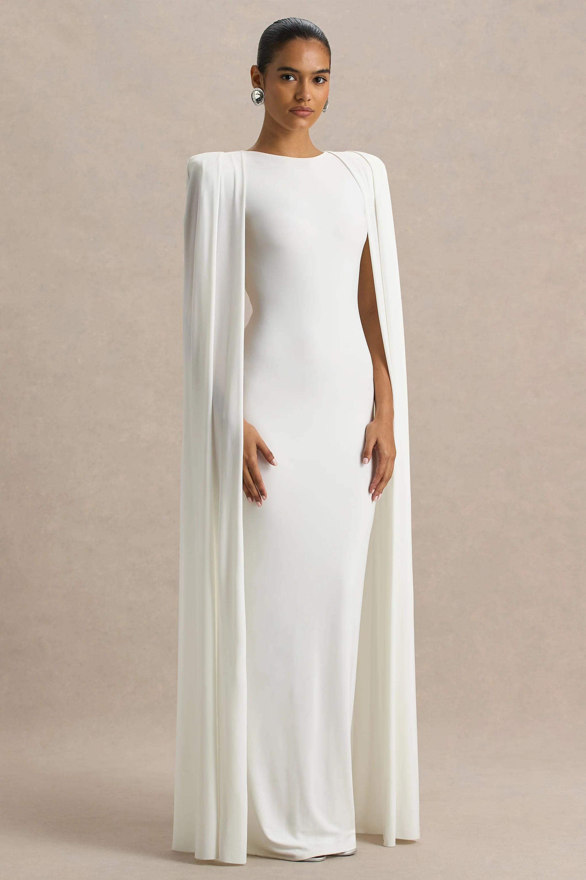 Mimi | Weißes Maxikleid mit hohem Kragen und Cape-Ärmeldetail