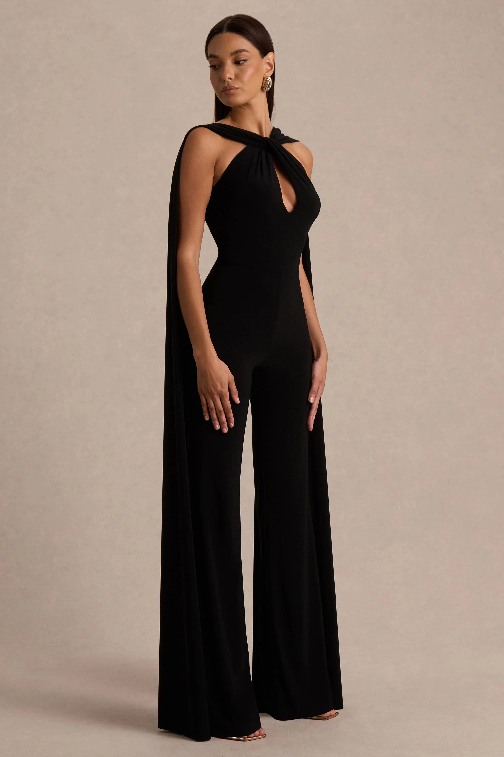 Mindy | Schwarzer Neckholder-Jumpsuit mit Twist-Detail und Cape - Image 3