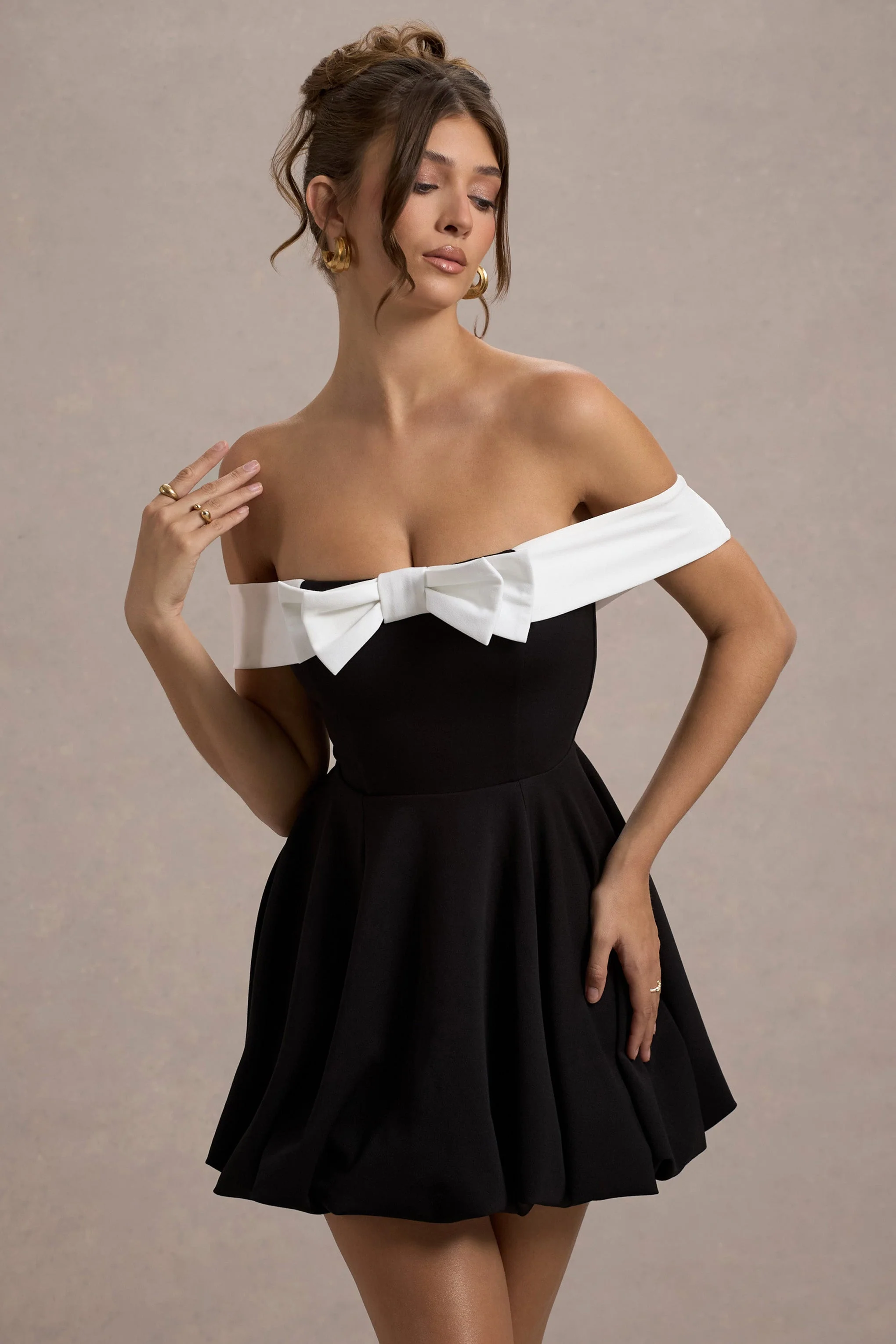 Minimoiselle | Schwarz-weißes Bardot-Minikleid mit Schleife und Puffball-Rock - Image 3