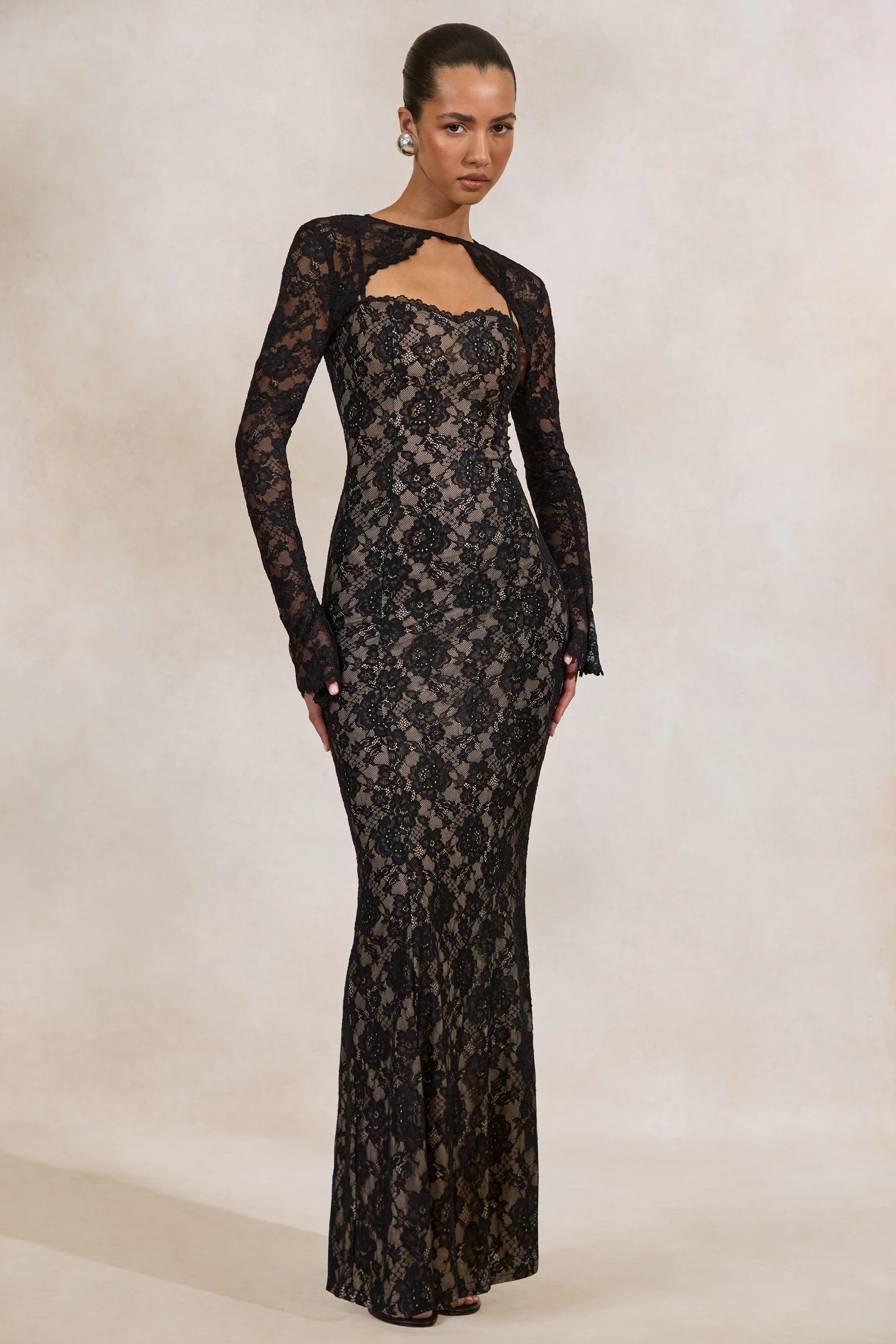 Mirellia | Schwarzes Maxikleid aus Spitze mit herzförmigem Ausschnitt und Spitzen-Cape-Detail - Image 6