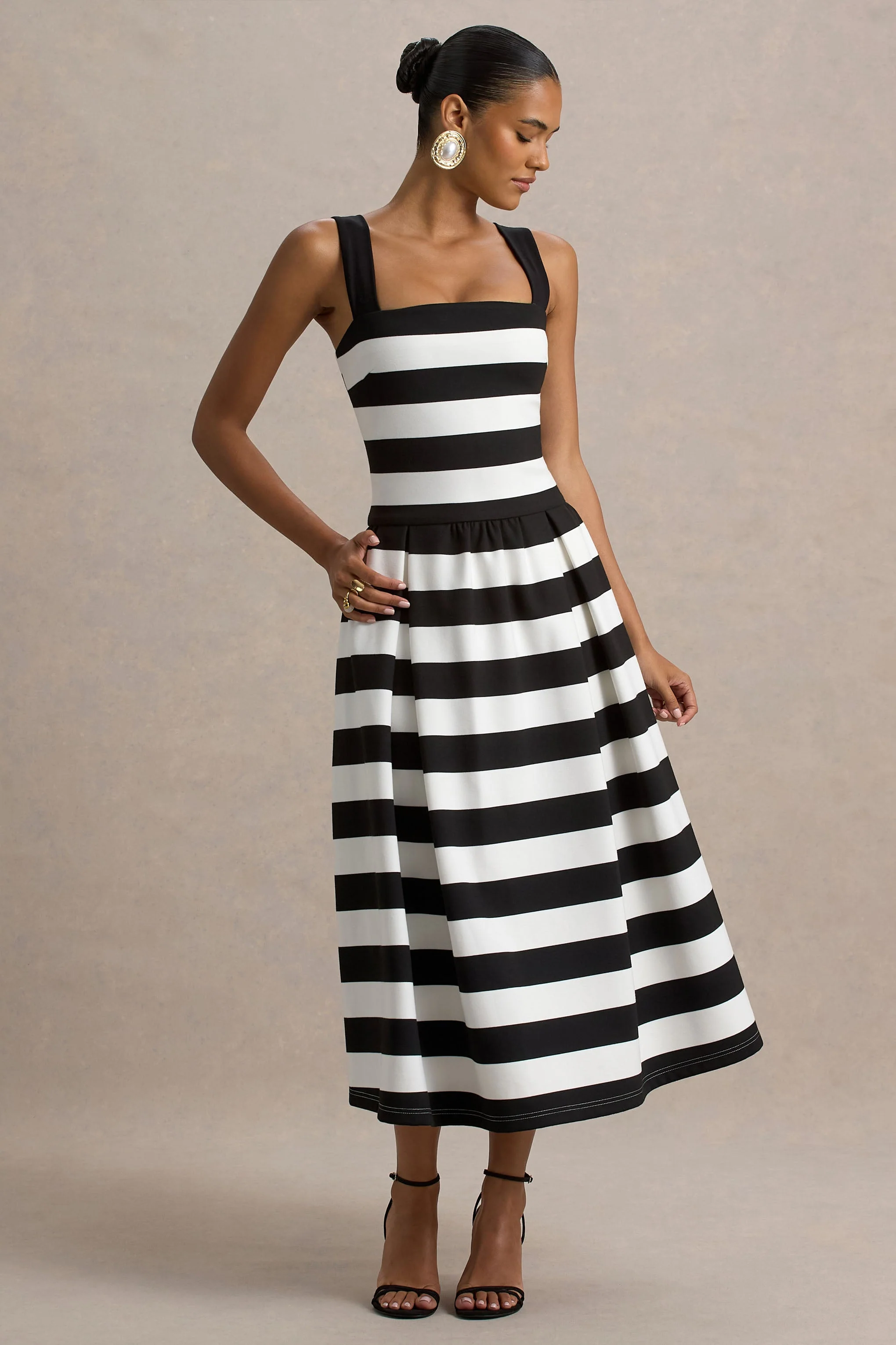 Monte Carlo | Schwarz-weiß gestreiftes Midikleid mit eckigem Ausschnitt und tiefer Taille - Image 2