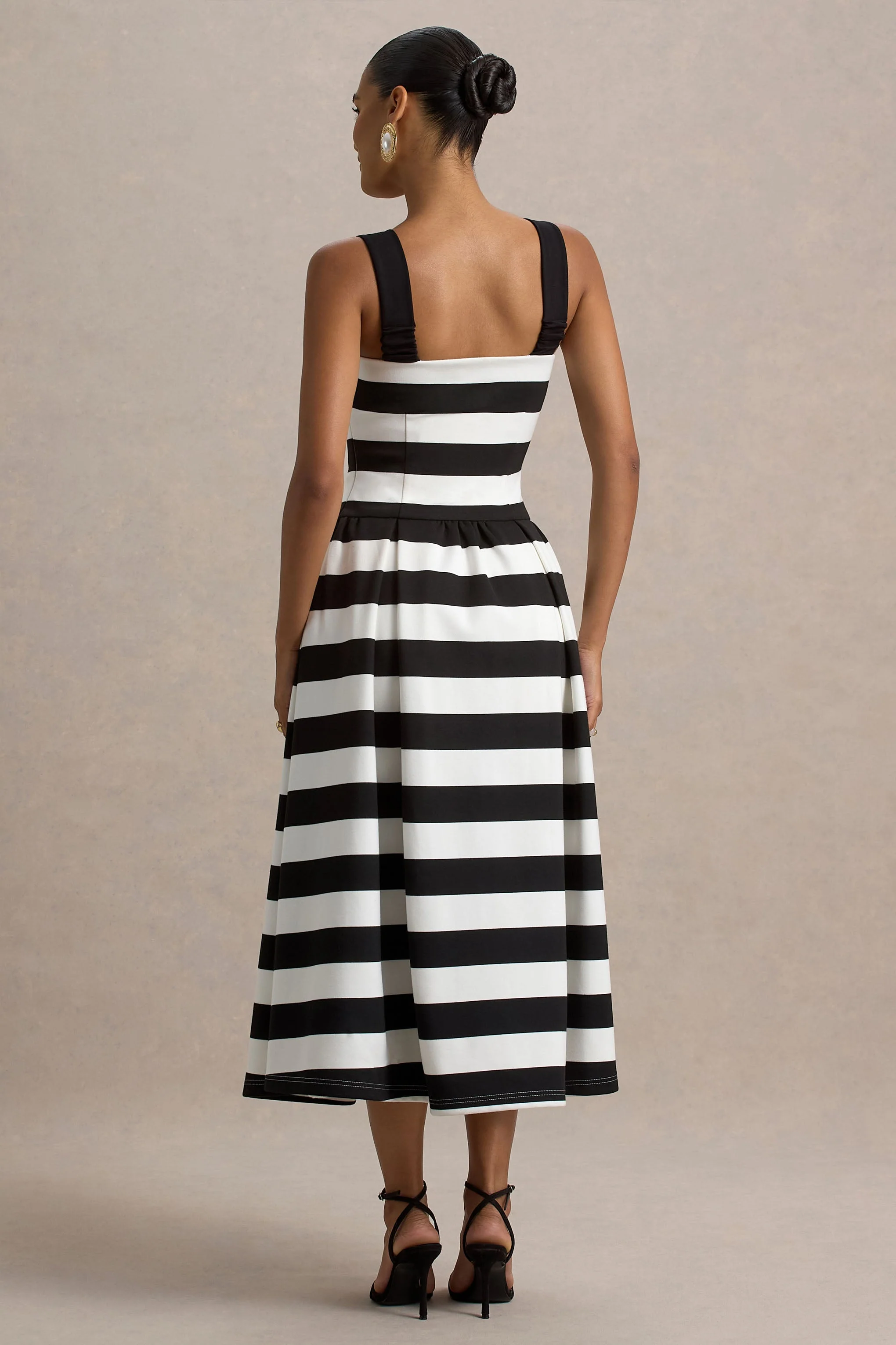 Monte Carlo | Schwarz-weiß gestreiftes Midikleid mit eckigem Ausschnitt und tiefer Taille - Image 3