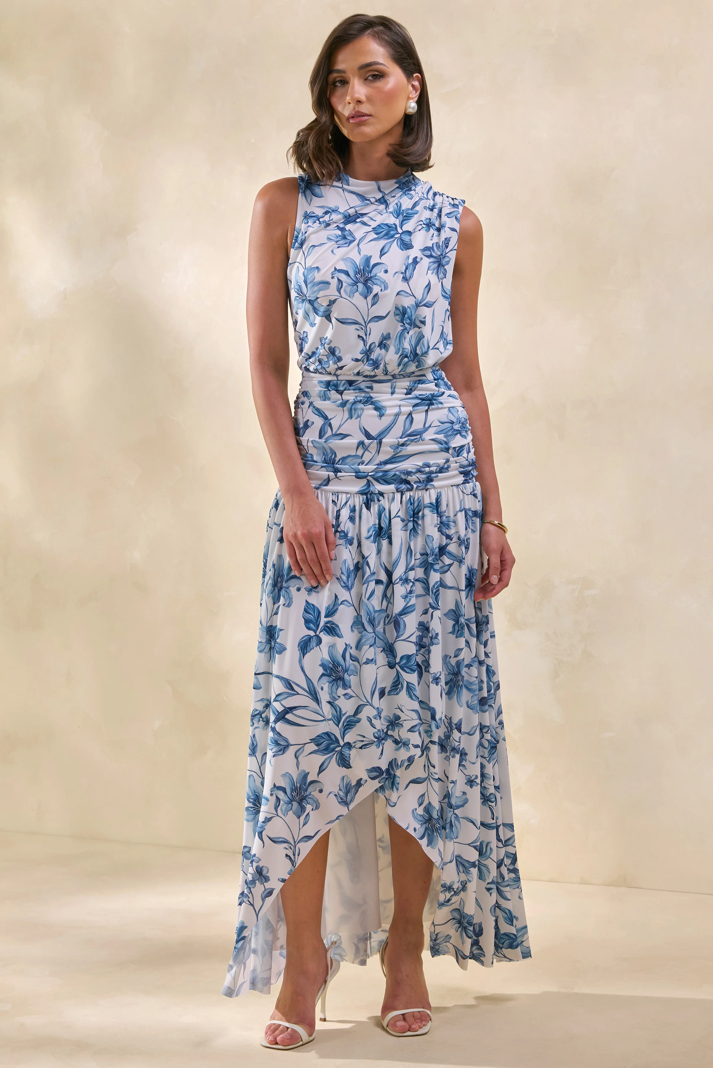 Myssara | Maxikleid mit blauem Porzellanprint, hohem Ausschnitt und gerafften Details