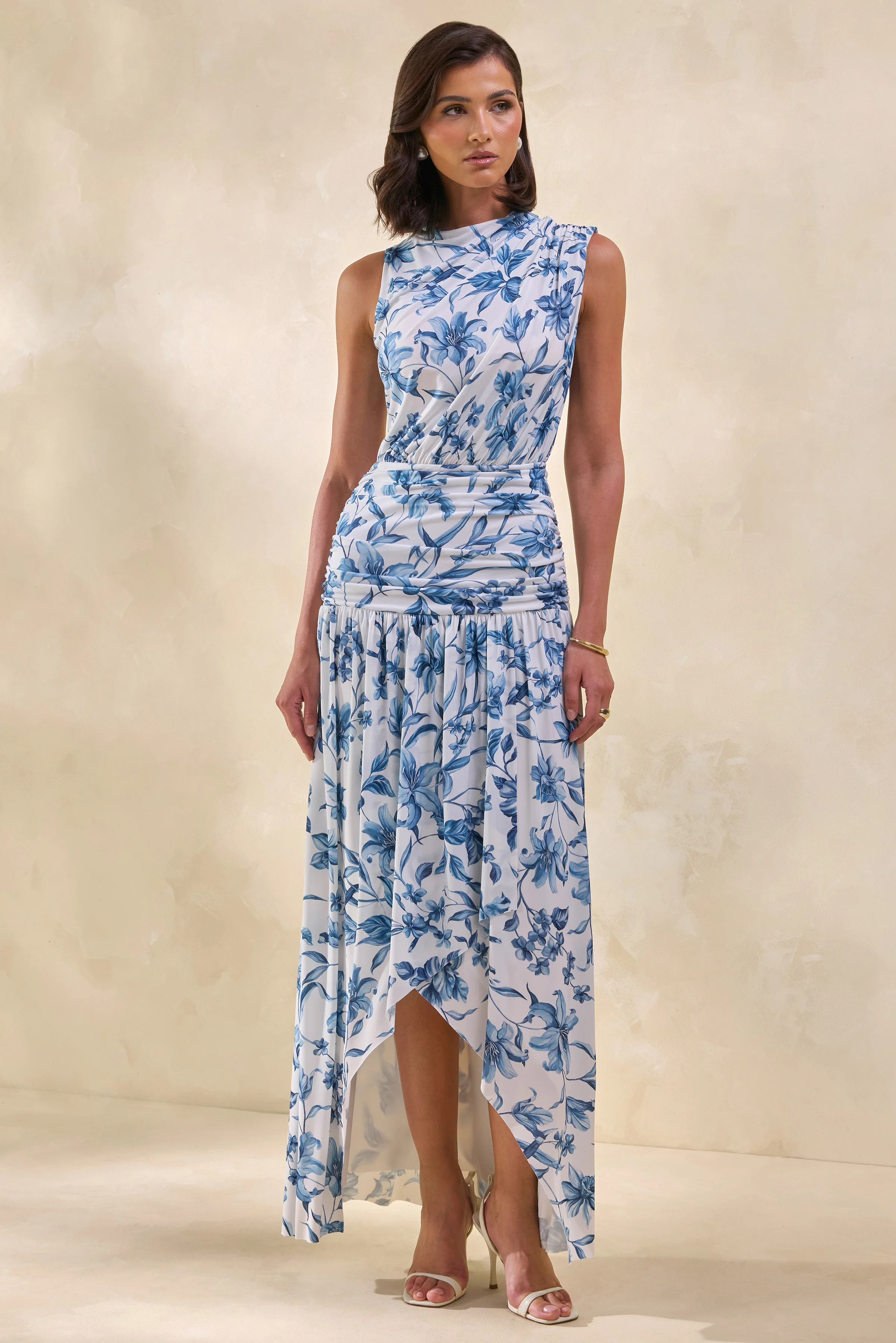 Myssara | Maxikleid mit blauem Porzellanprint, hohem Ausschnitt und gerafften Details - Image 6