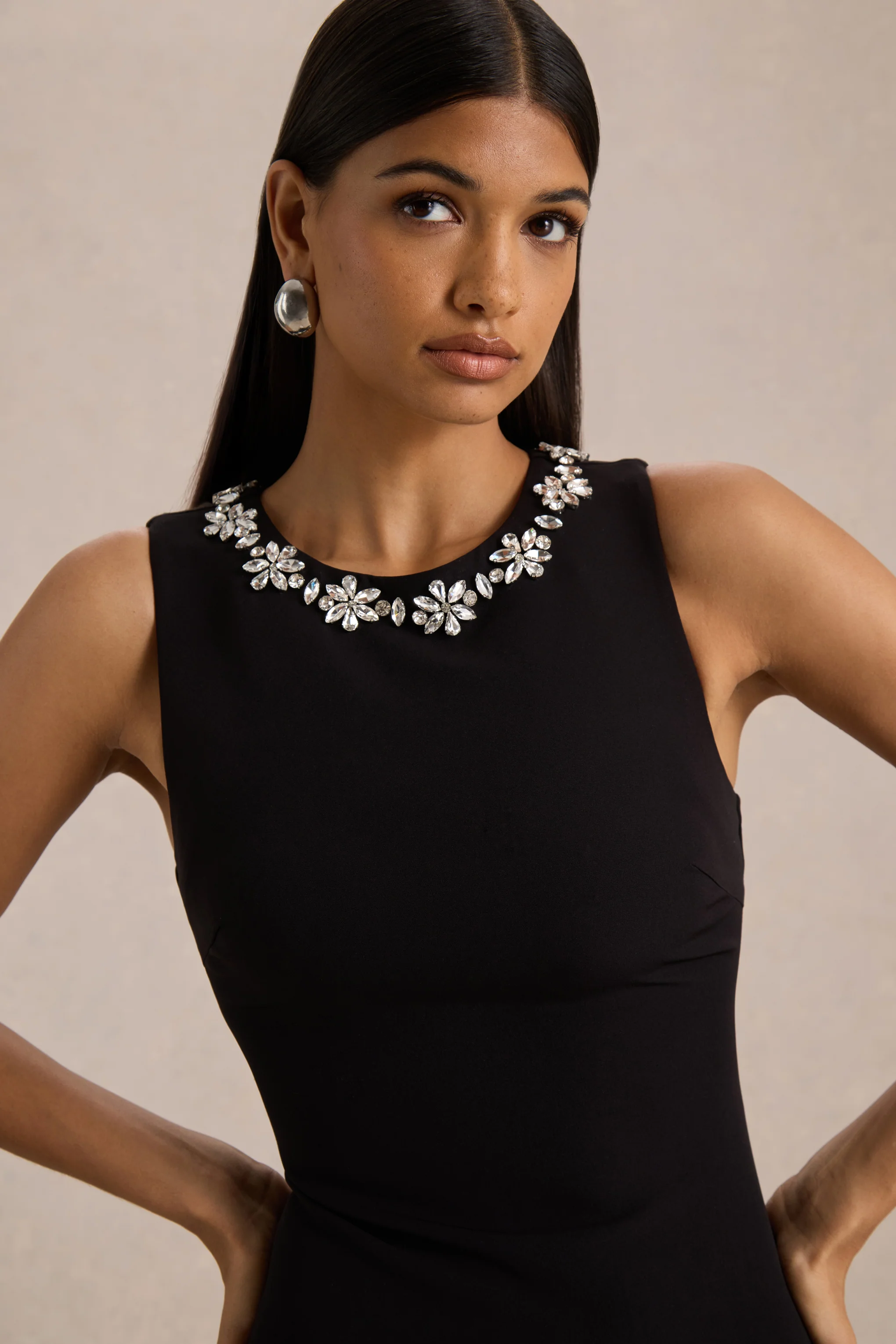 Nalani | Schwarz-weißes Minikleid mit Rundhalsausschnitt, Verzierungen und Rüschendetails - Image 3