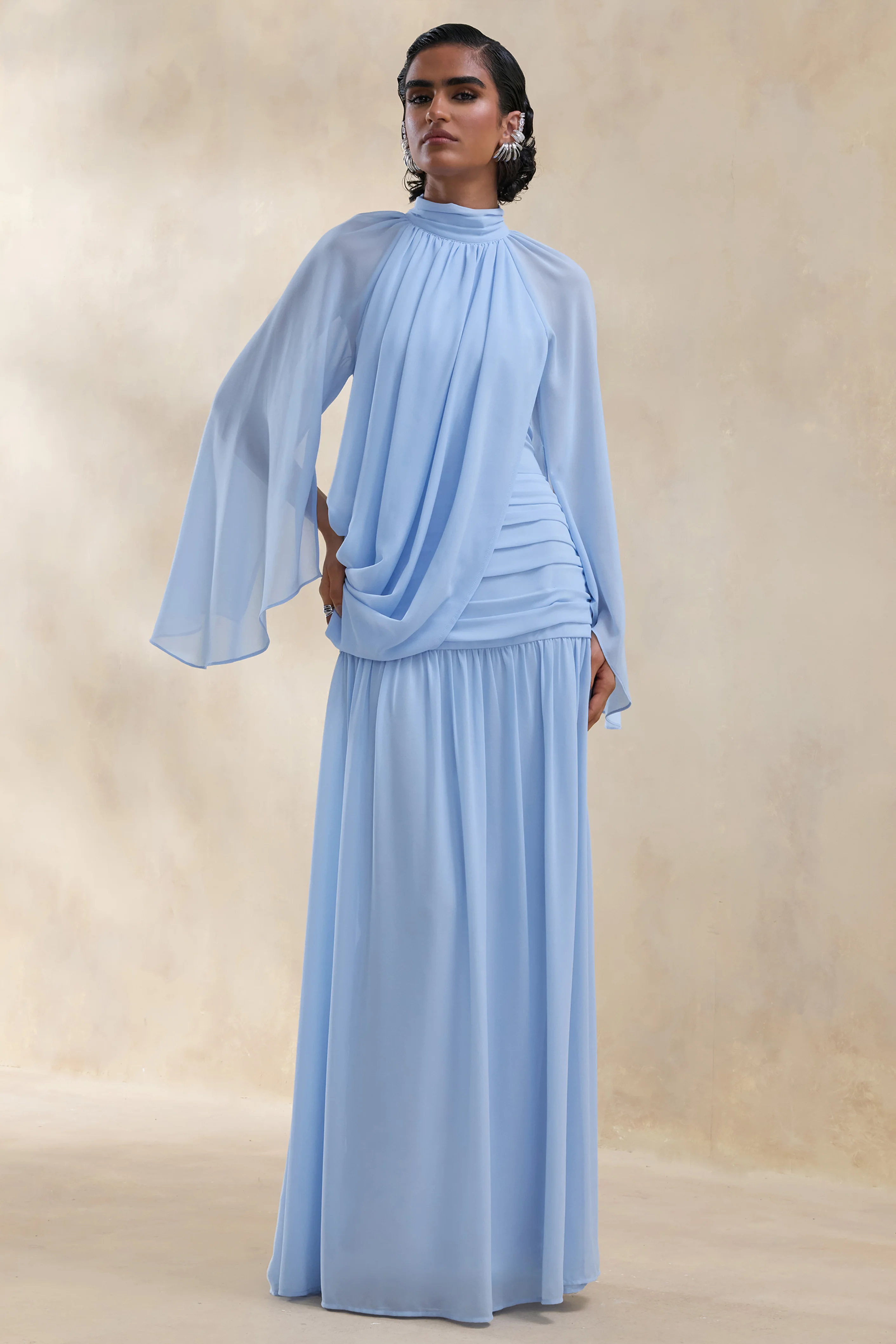Narella | Blaues Chiffon-Maxikleid mit hohem Ausschnitt und Drapierungen