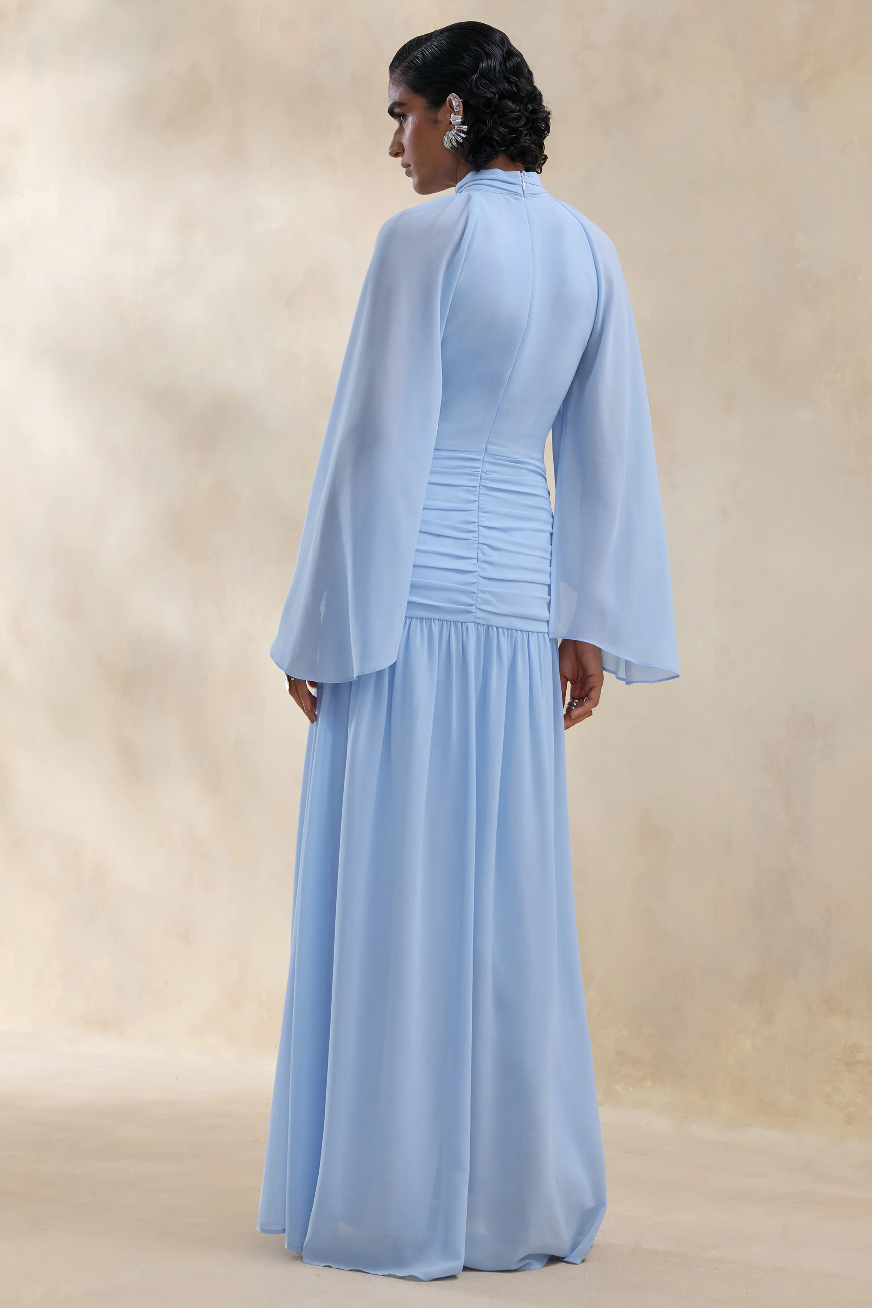 Narella | Blaues Chiffon-Maxikleid mit hohem Ausschnitt und Drapierungen - Image 2