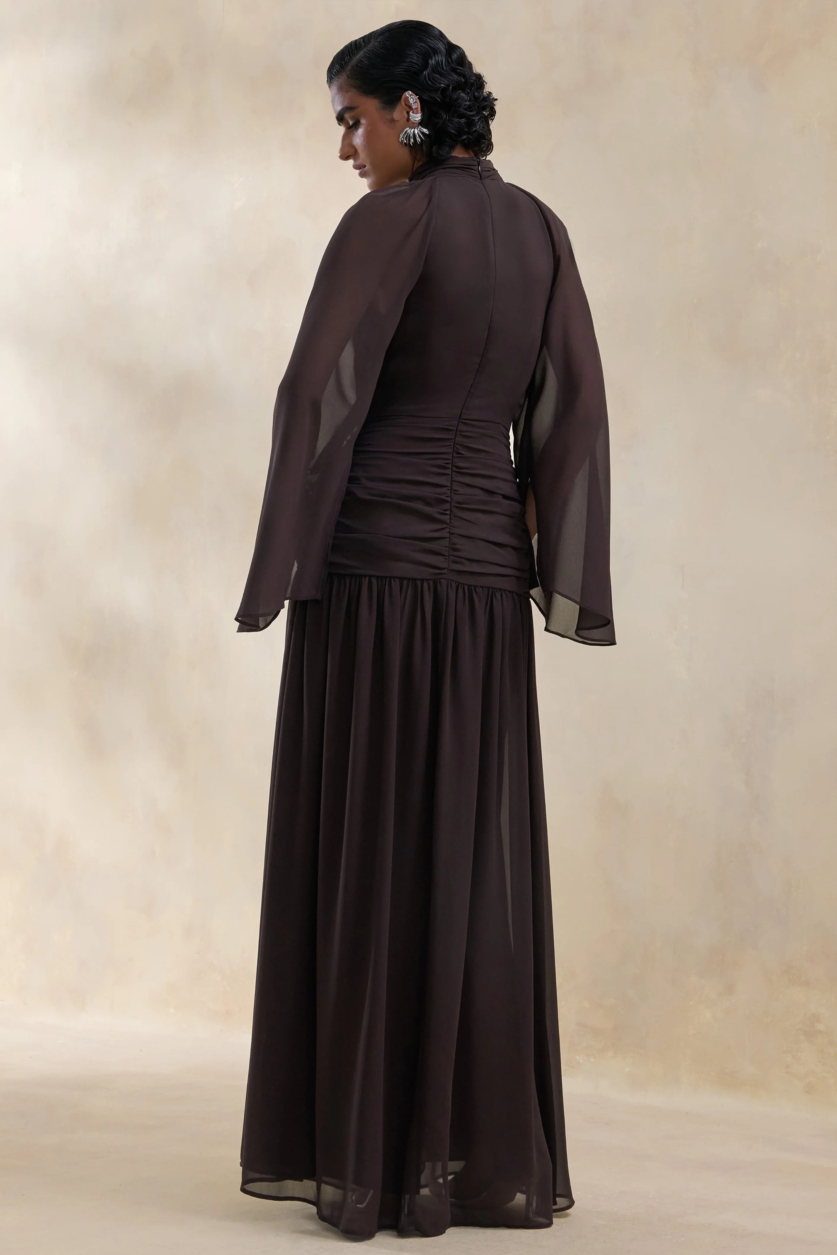 Narella | Braunes Chiffon-Maxikleid mit hohem Ausschnitt und Drapierungen - Image 2