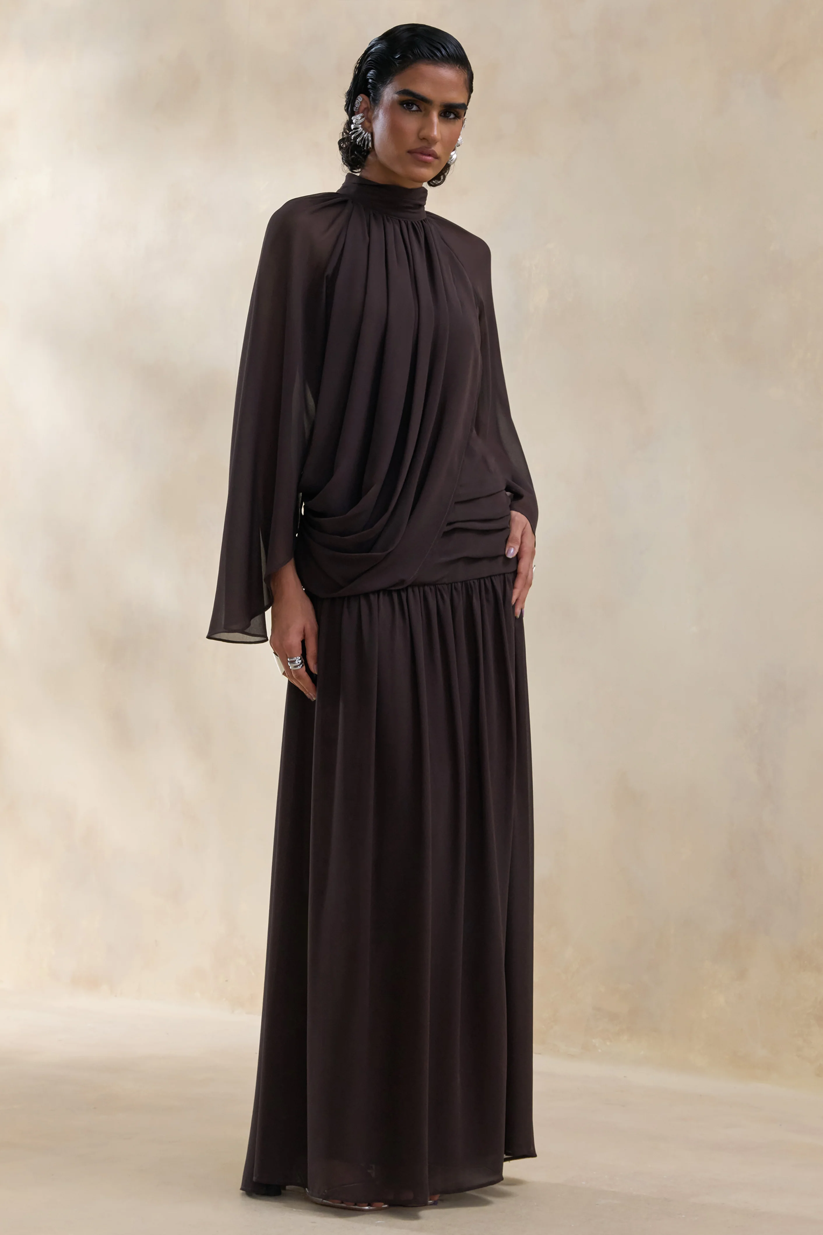 Narella | Braunes Chiffon-Maxikleid mit hohem Ausschnitt und Drapierungen - Image 5