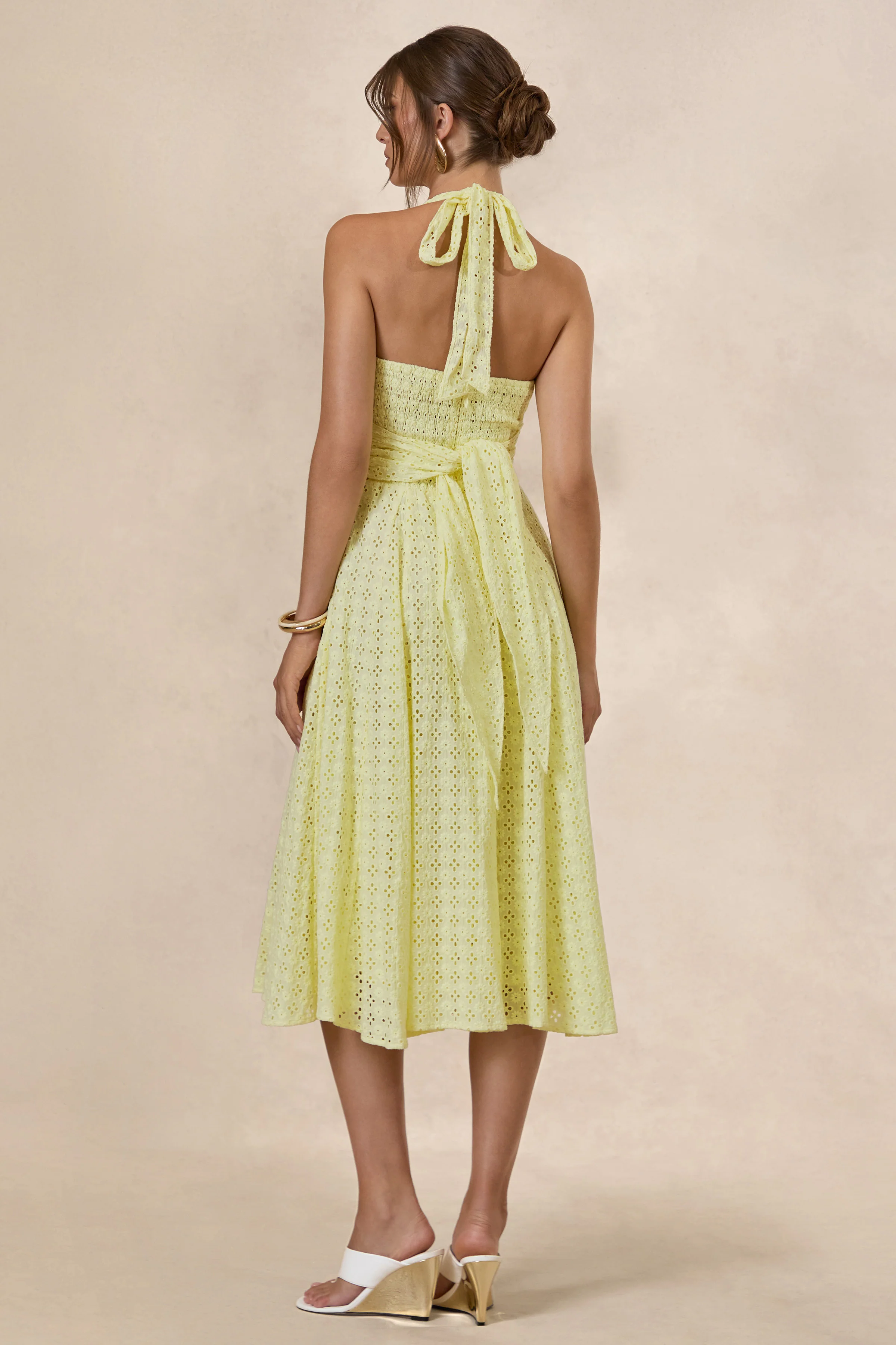Naz | Zitronengelbes Midikleid aus Broderie mit Neckholder-Ausschnitt - Image 2