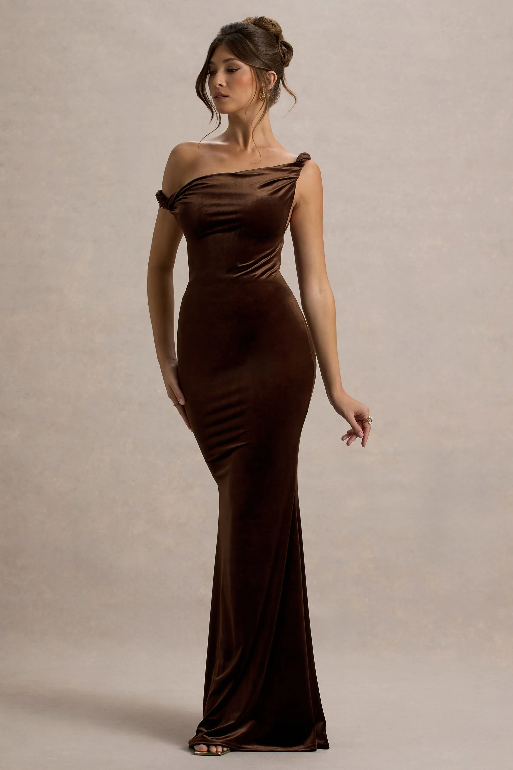 Neeka | Braunes Samt-Maxikleid mit verdrehter asymmetrischer Silhouette - Image 5